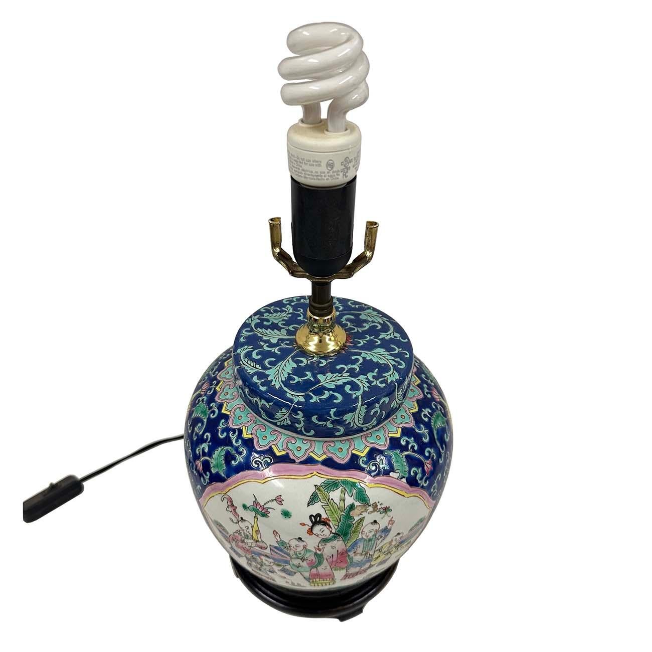 Lámpara de sobremesa de porcelana china pintada a mano de mediados del siglo XX Pintado a mano en venta