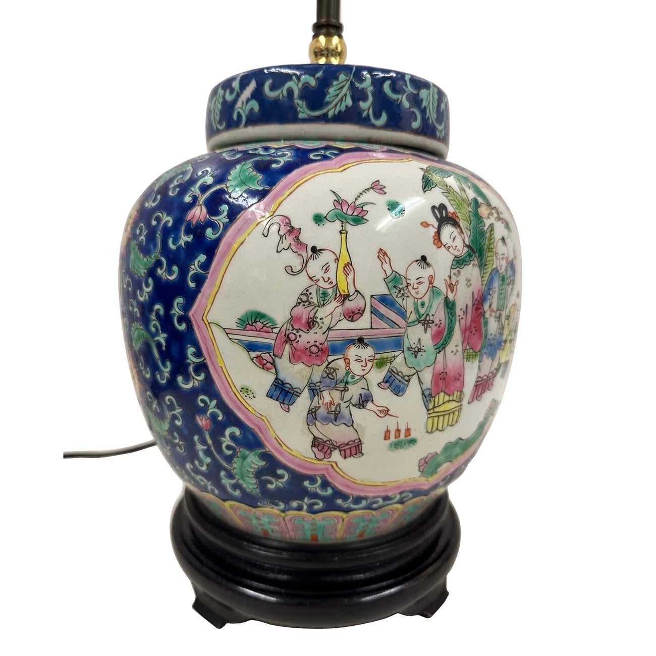Lámpara de sobremesa de porcelana china pintada a mano de mediados del siglo XX en Bueno estado para la venta en Pomona, CA