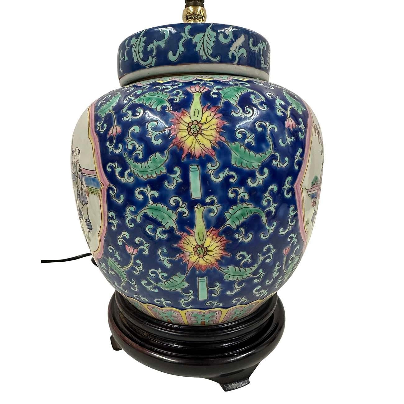 Lámpara de sobremesa de porcelana china pintada a mano de mediados del siglo XX Porcelana en venta