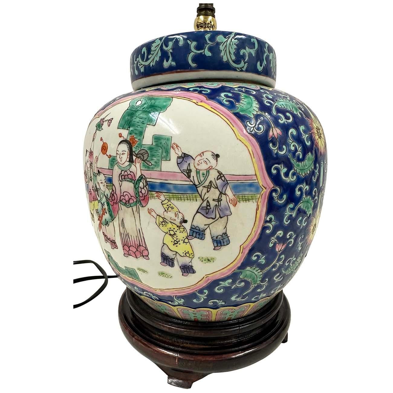 Lámpara de sobremesa de porcelana china pintada a mano de mediados del siglo XX en venta 1