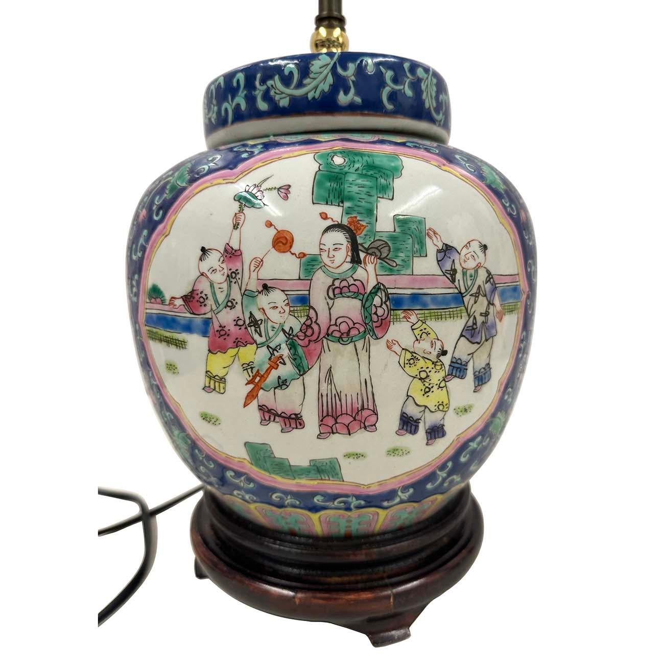 Lámpara de sobremesa de porcelana china pintada a mano de mediados del siglo XX en venta 2