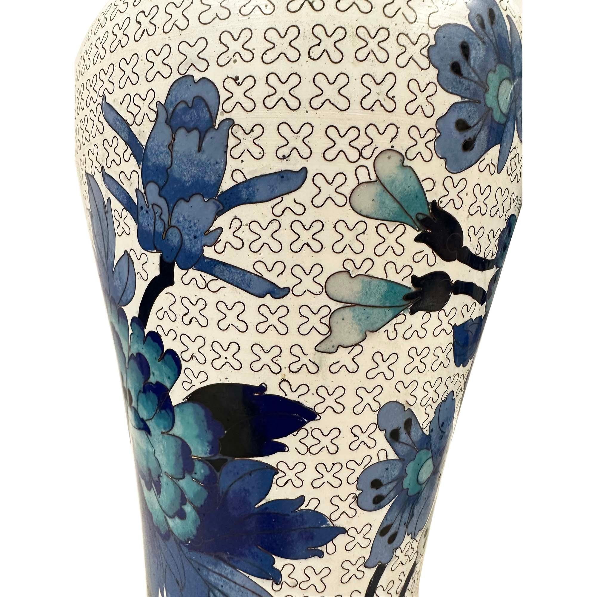 Vasi cinesi artigianali in cloisonne della metà del XX secolo - Coppia in vendita 4