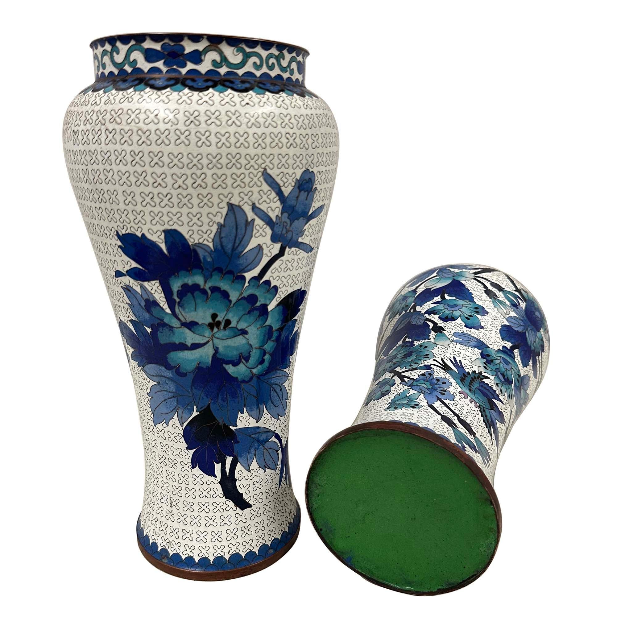 Vasi cinesi artigianali in cloisonne della metà del XX secolo - Coppia in vendita 5