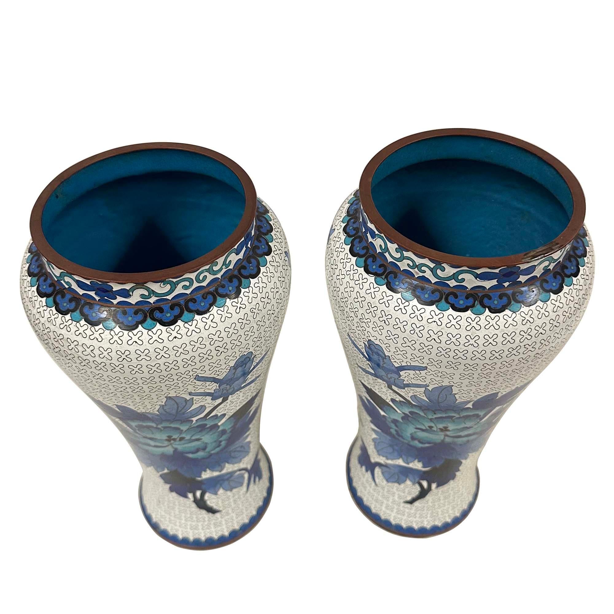 Esportazione cinese Vasi cinesi artigianali in cloisonne della metà del XX secolo - Coppia in vendita