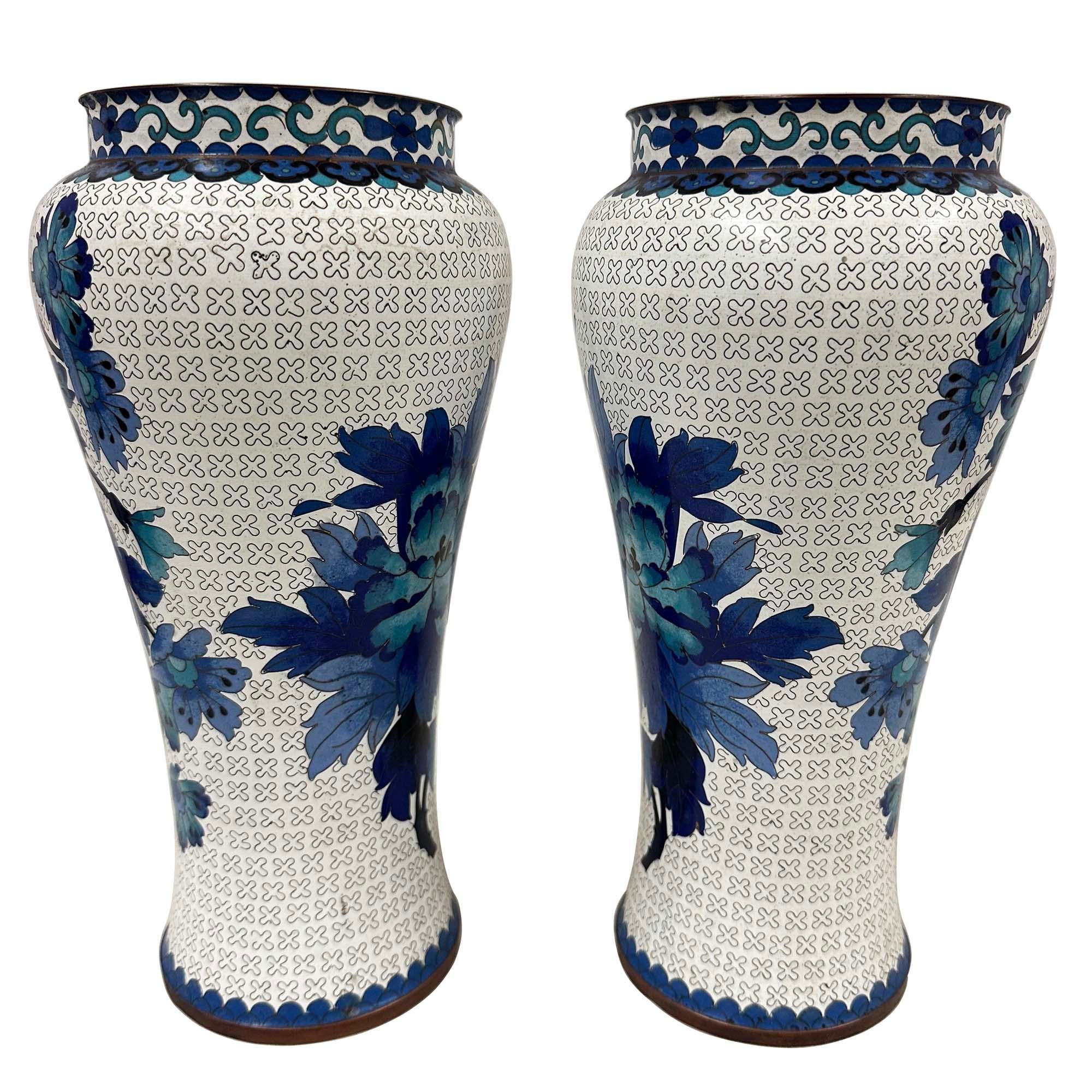 Cinese Vasi cinesi artigianali in cloisonne della metà del XX secolo - Coppia in vendita