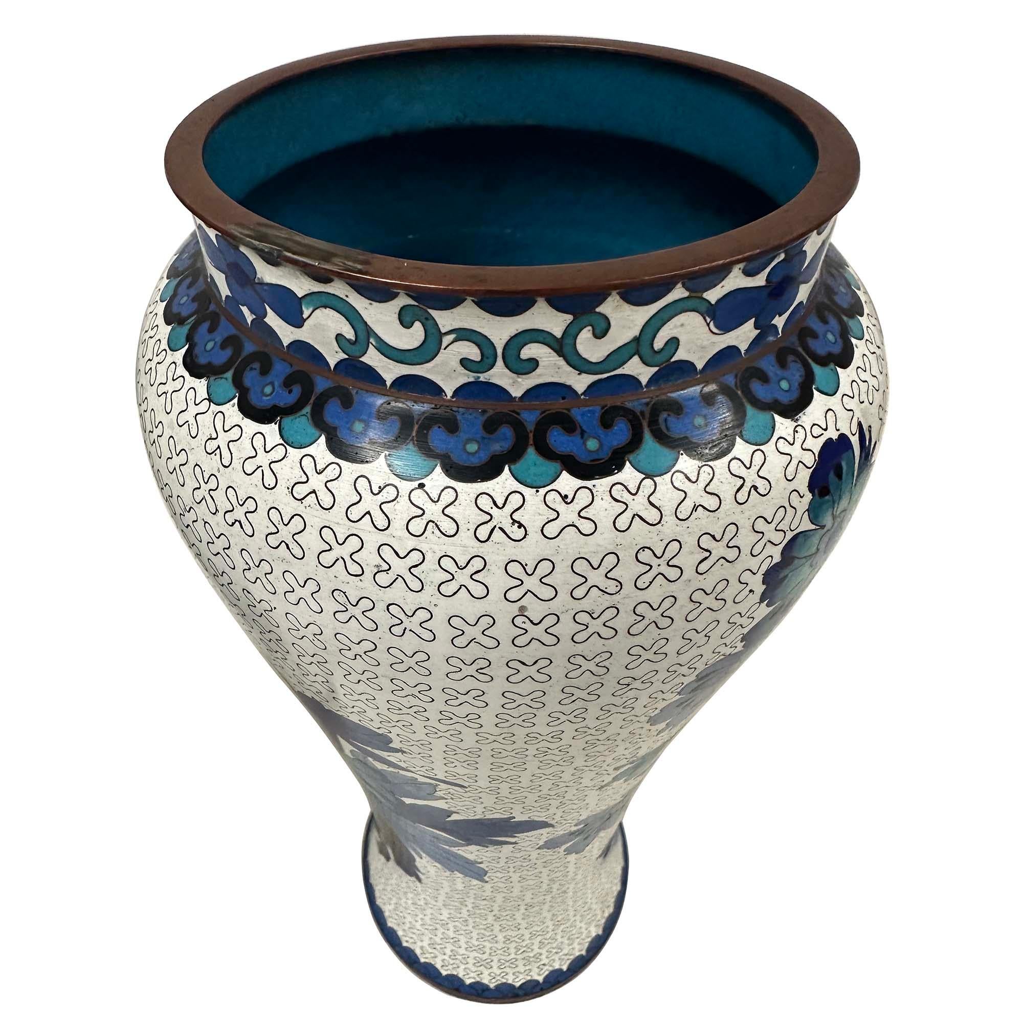 Cloisonné Vasi cinesi artigianali in cloisonne della metà del XX secolo - Coppia in vendita