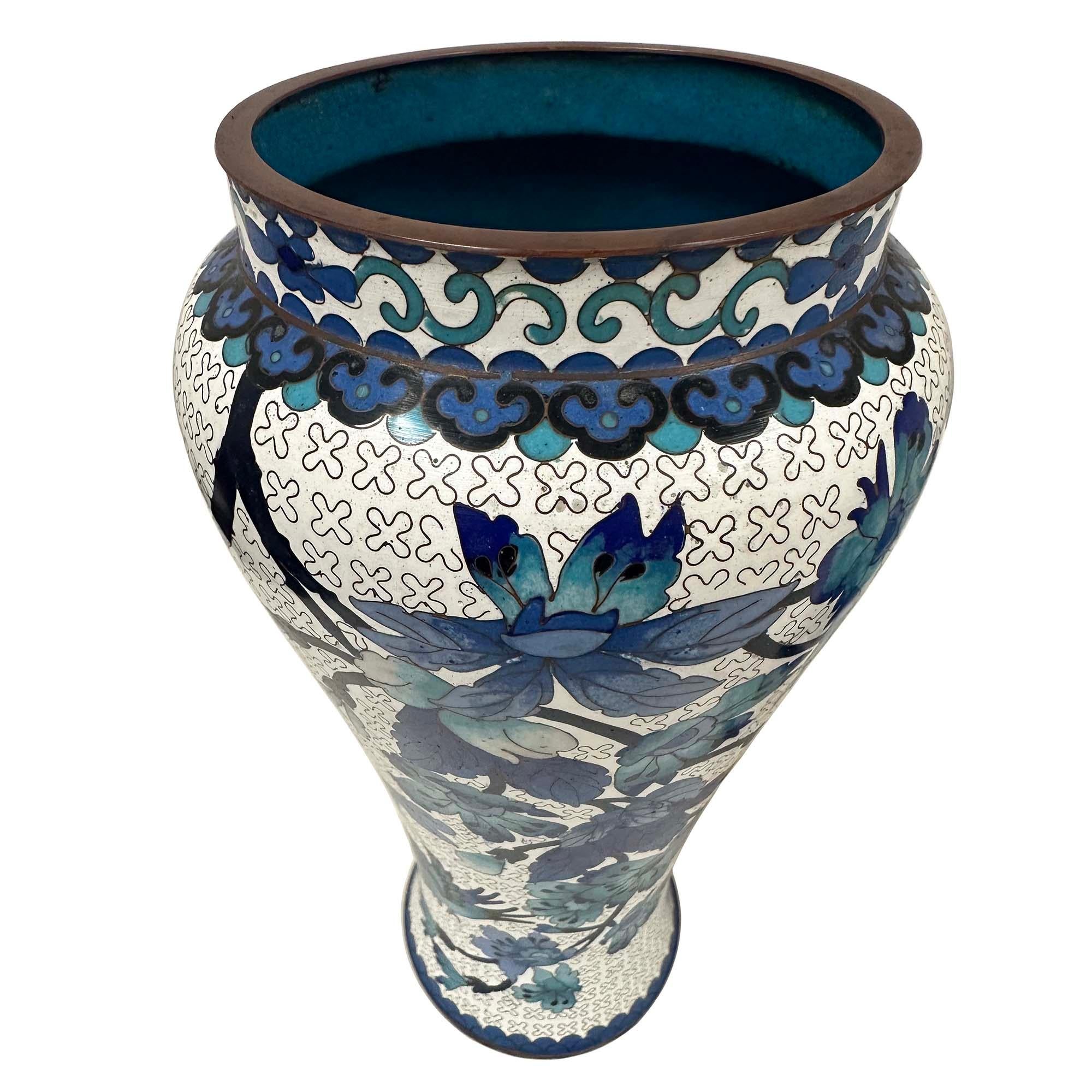 Vasi cinesi artigianali in cloisonne della metà del XX secolo - Coppia In condizioni buone in vendita a Pomona, CA