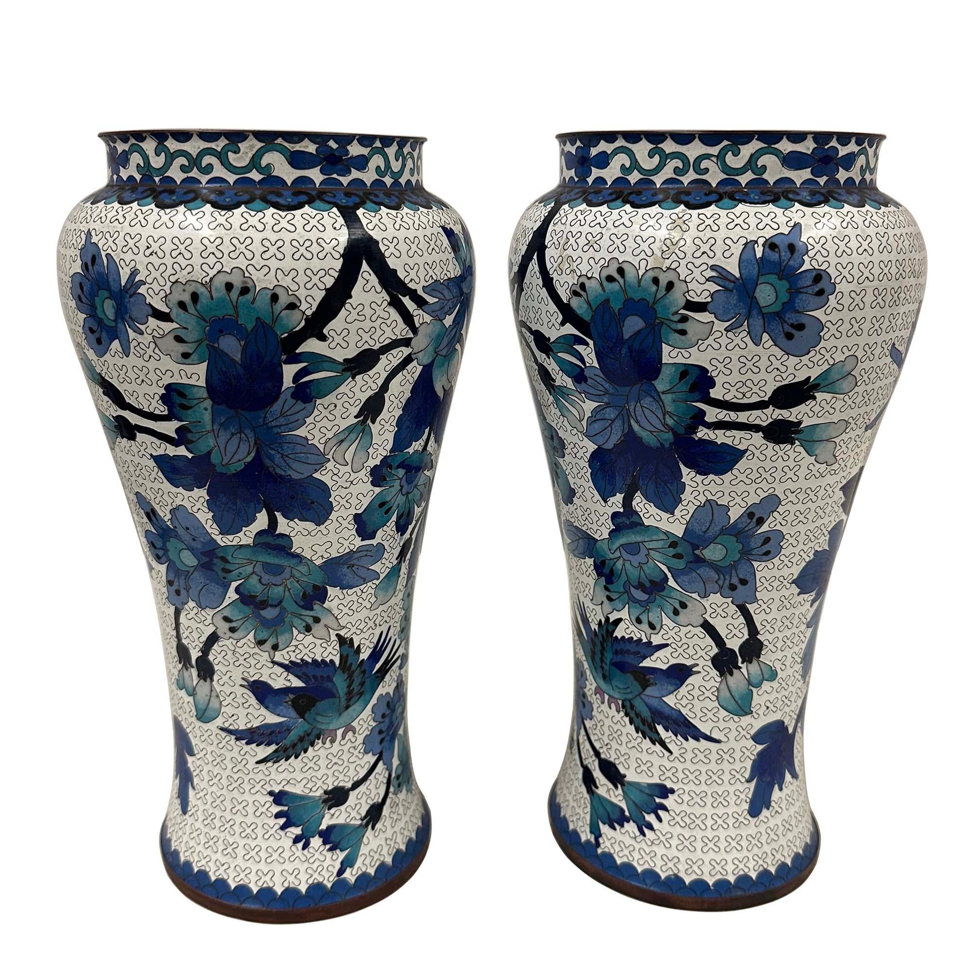 Vasi cinesi artigianali in cloisonne della metà del XX secolo - Coppia in vendita 1