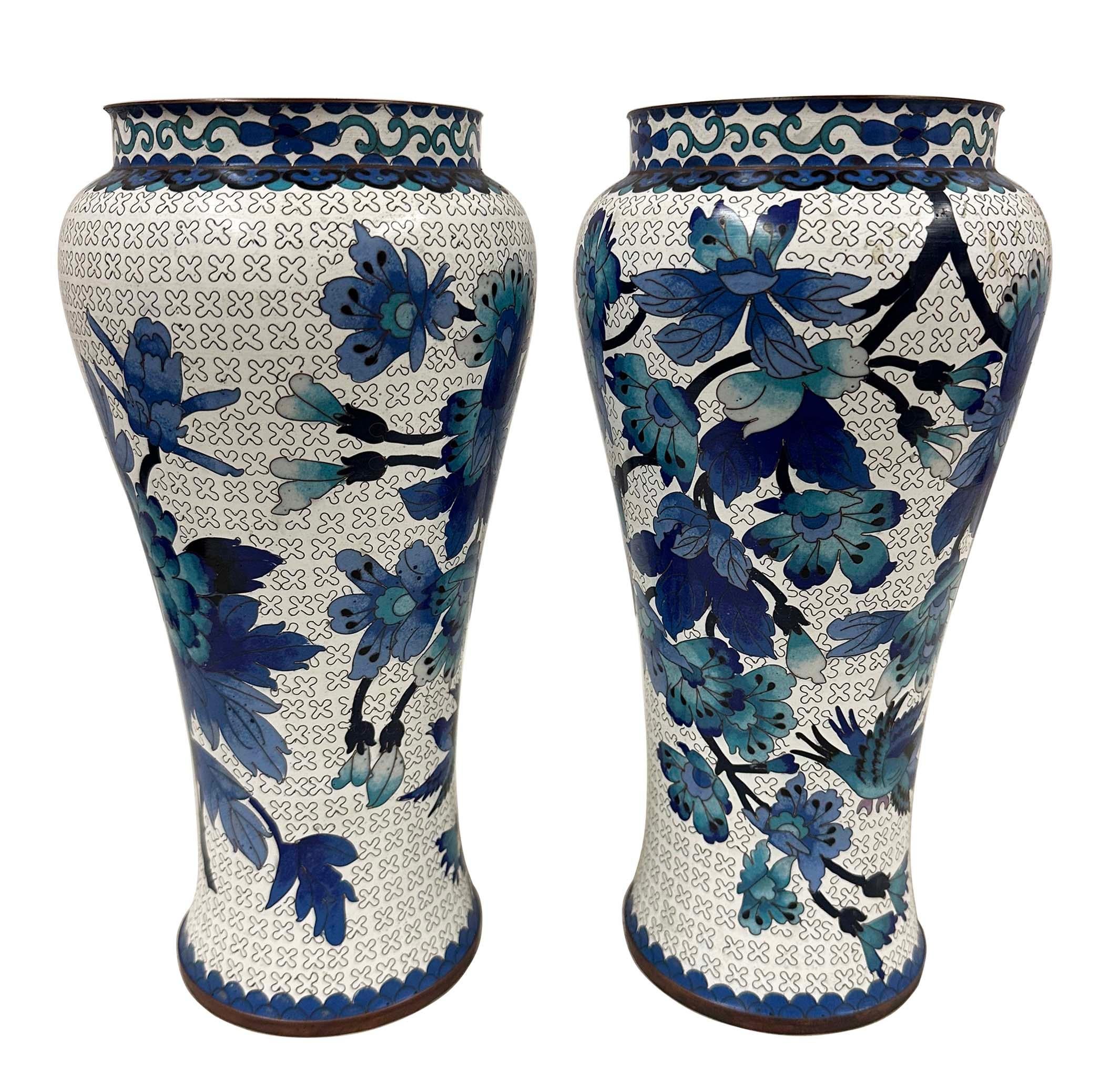 Vasi cinesi artigianali in cloisonne della metà del XX secolo - Coppia in vendita 2