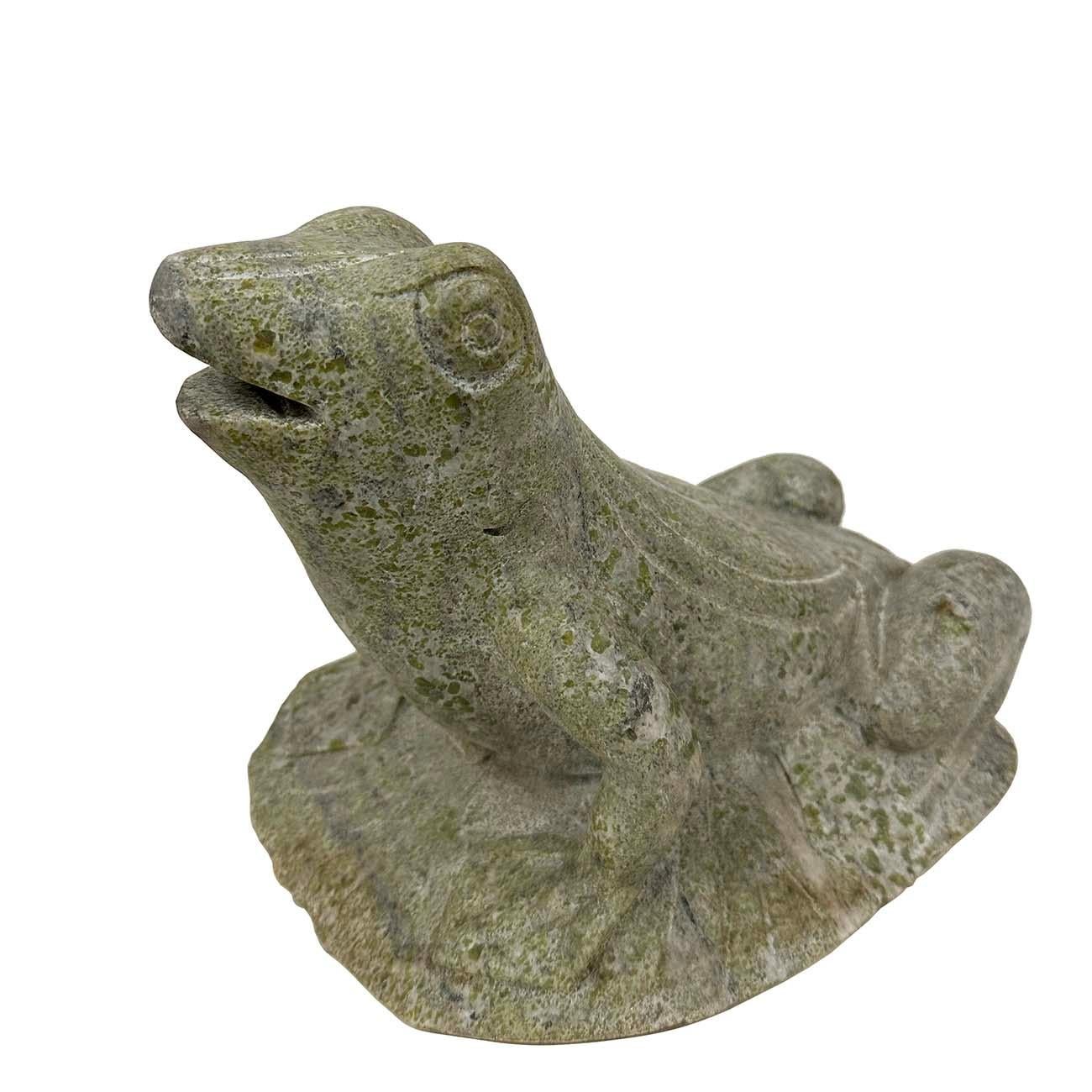 Questa scultura cinese vintage di rana in pietra è stata realizzata a mano con dettagli squisiti, molto comuni nelle sculture in pietra. Questa scultura è stata realizzata a mano a partire dalla metà del XX secolo utilizzando una pietra solida con
