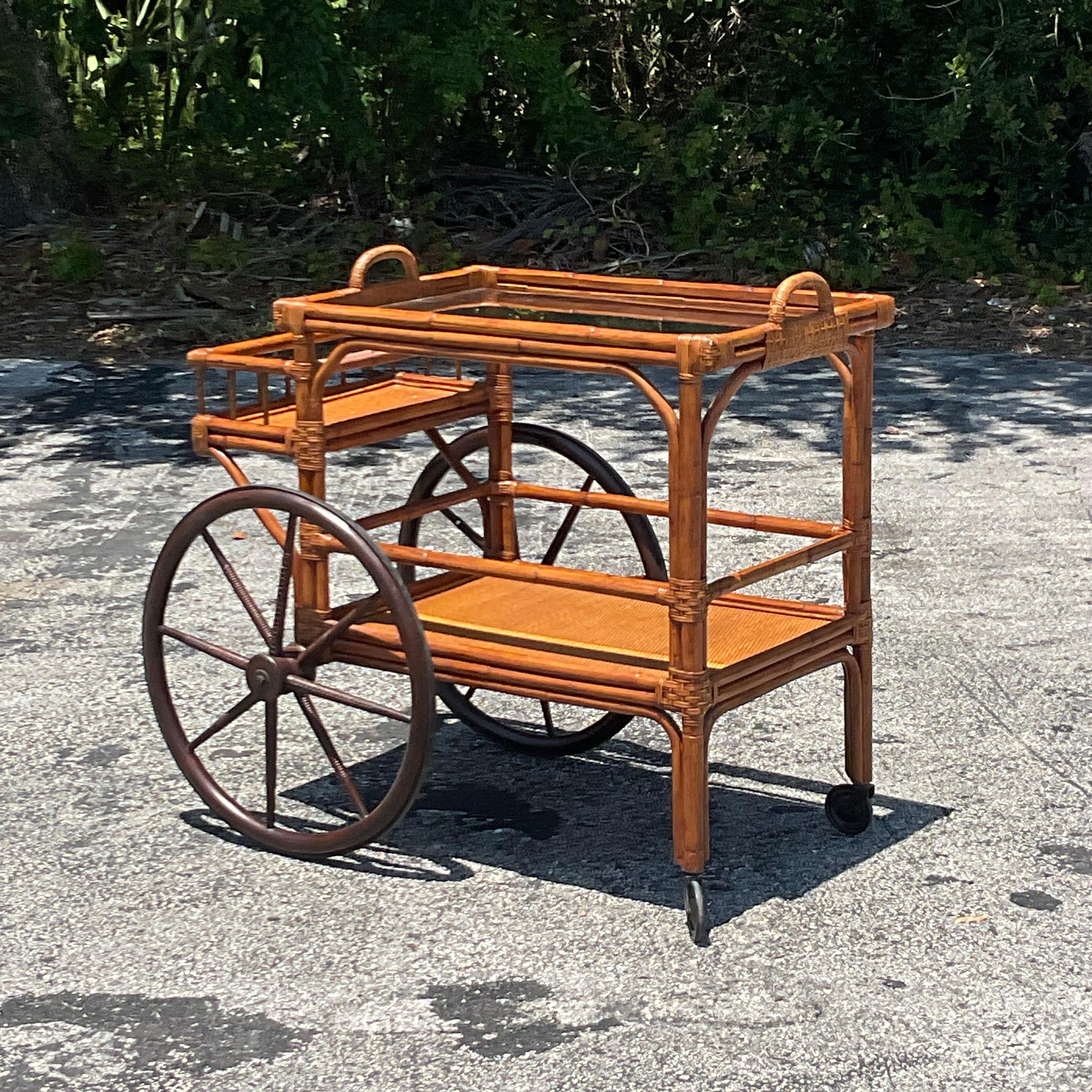 Mit unserem Vintage Coastal Bent Rattan Bar Cart, dem Inbegriff amerikanischer Freizeitgestaltung, versprühen Sie Charme am Meer. Dieser aus luftigem Rattan gefertigte Wagen, der an das Leben an der Küste erinnert, verbindet nahtlos Entspannung mit