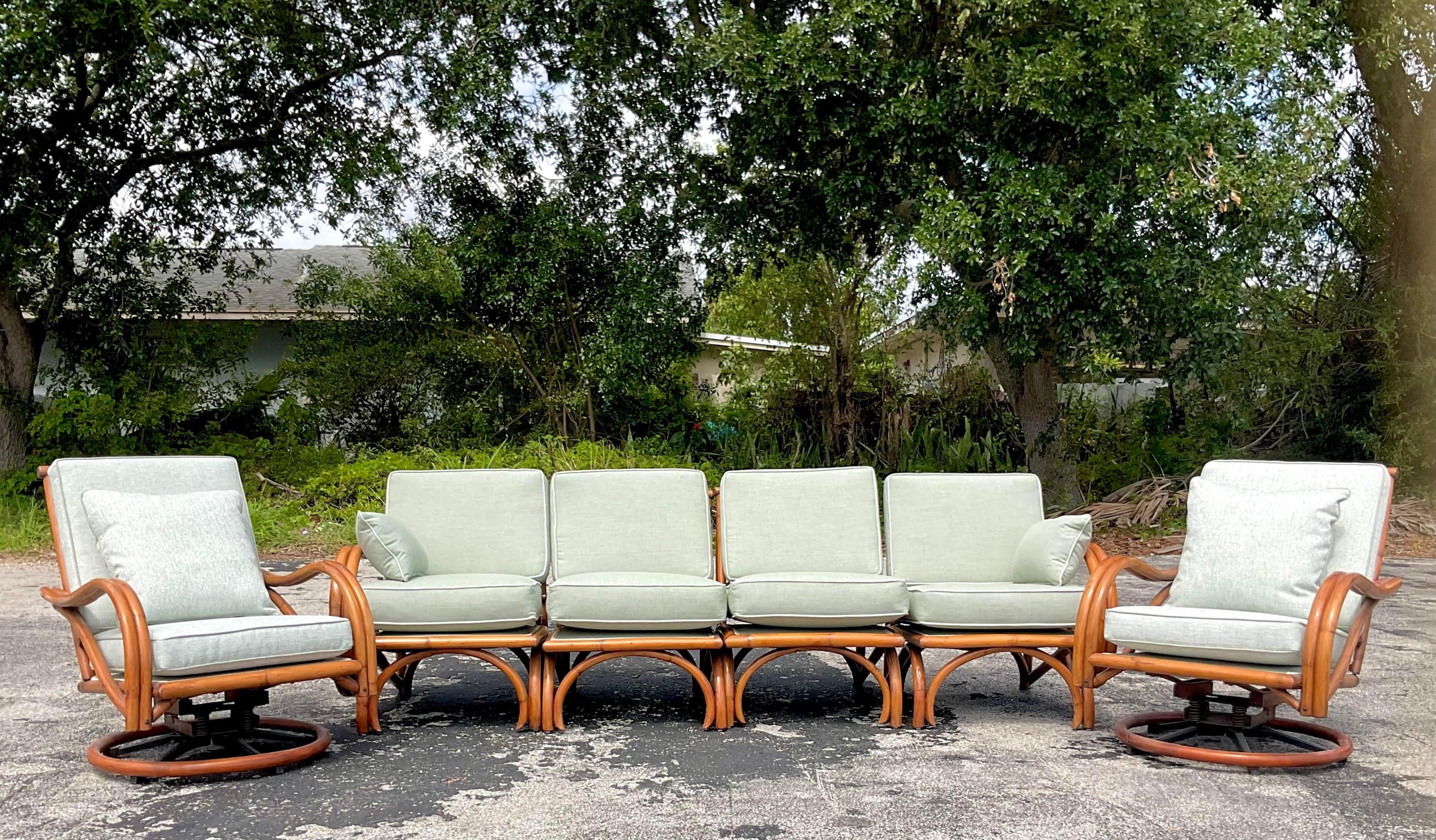 Drehstühle aus gebogenem Rattan mit Coastal-Bezug aus der Mitte des 20. Jahrhunderts – ein Paar im Zustand „Gut“ im Angebot in west palm beach, FL