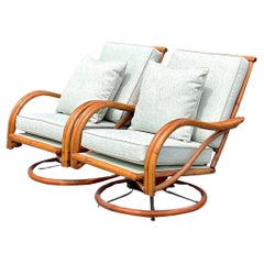 Paire de chaises pivotantes en rotin courbé de style côtier du milieu du 20e siècle