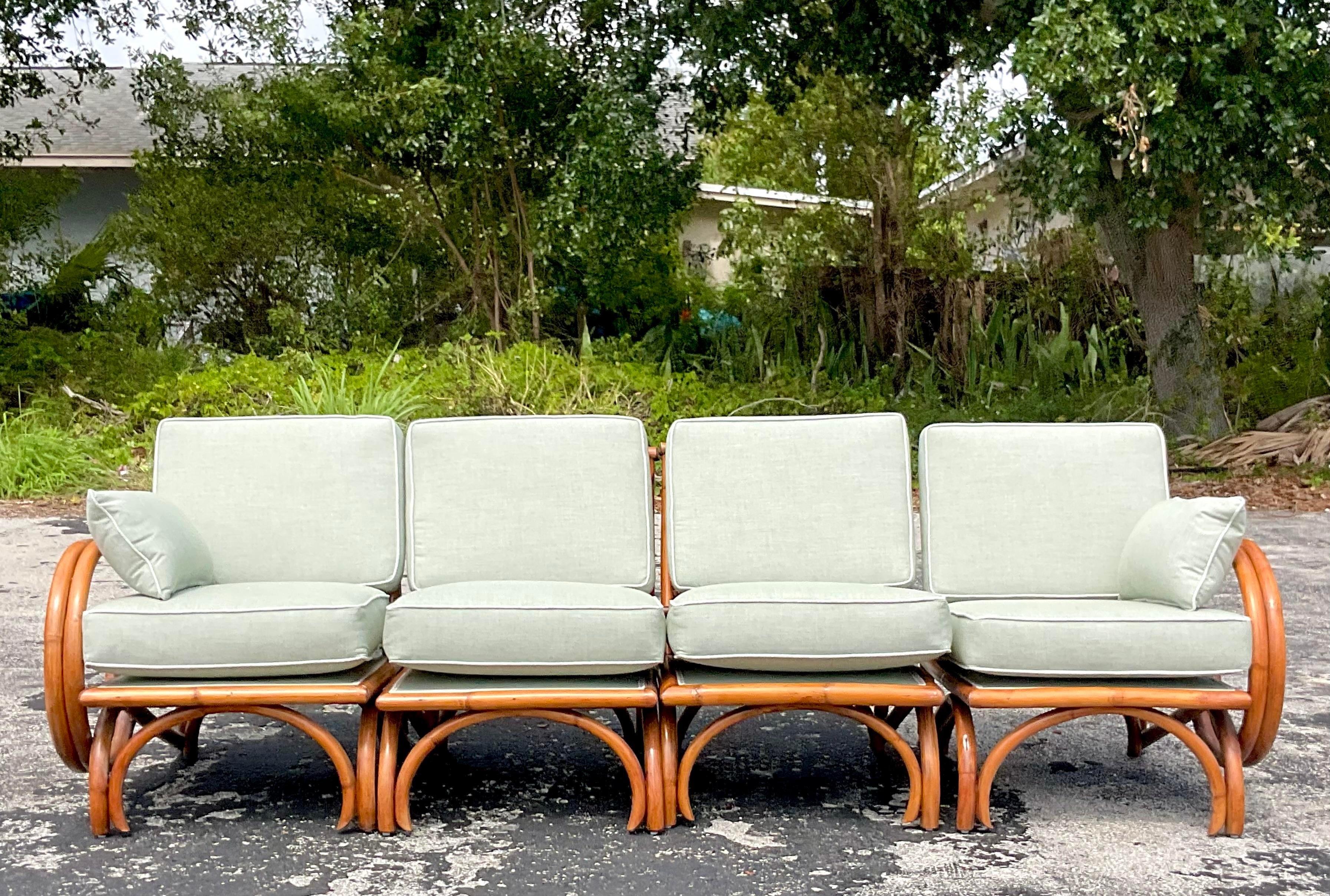 Mitte des 20. Jahrhunderts Vintage Coastal Bent Rattan Viersitzer-Sofa (Philippinisch) im Angebot