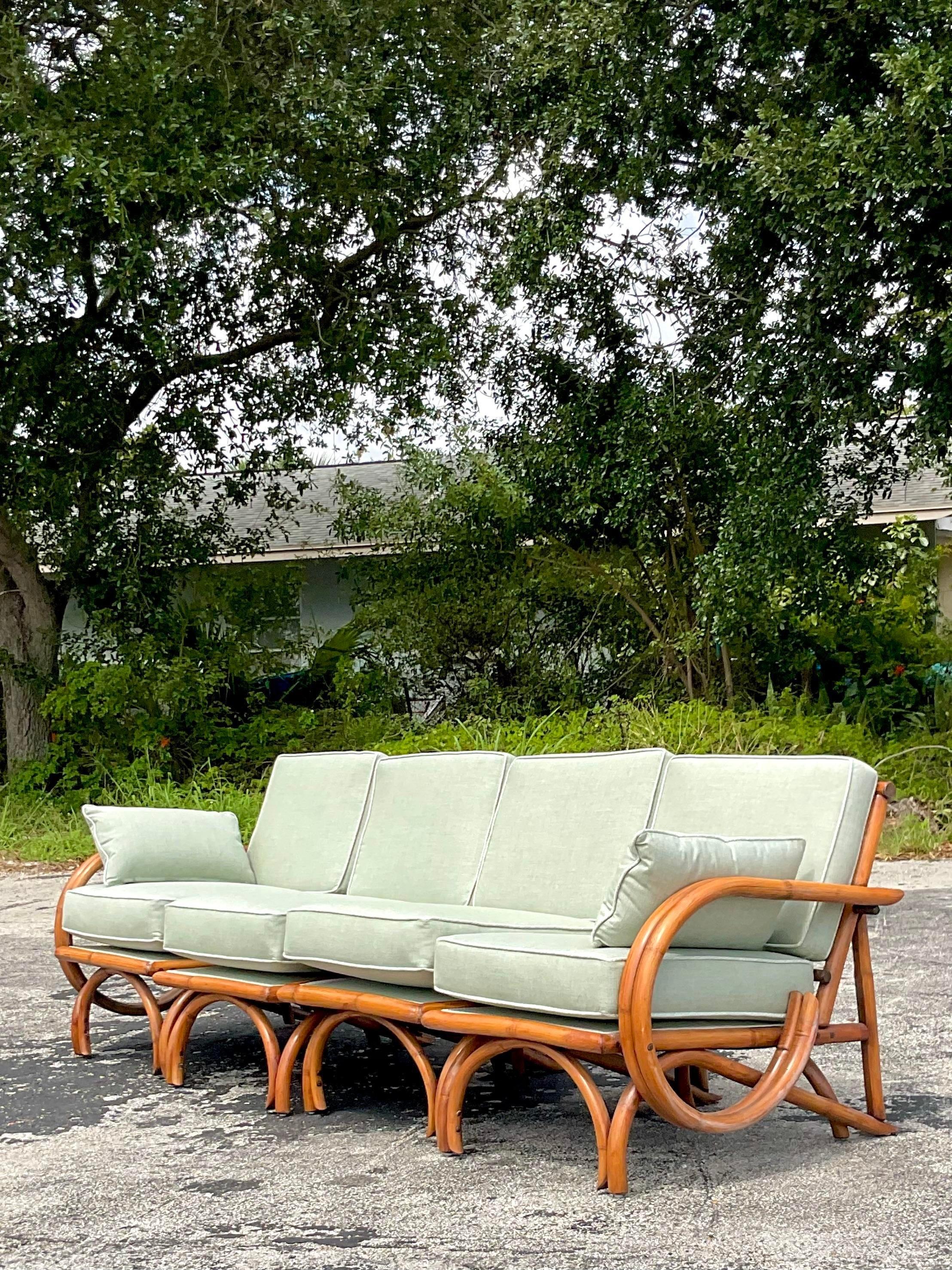 Mitte des 20. Jahrhunderts Vintage Coastal Bent Rattan Viersitzer-Sofa im Zustand „Gut“ im Angebot in west palm beach, FL
