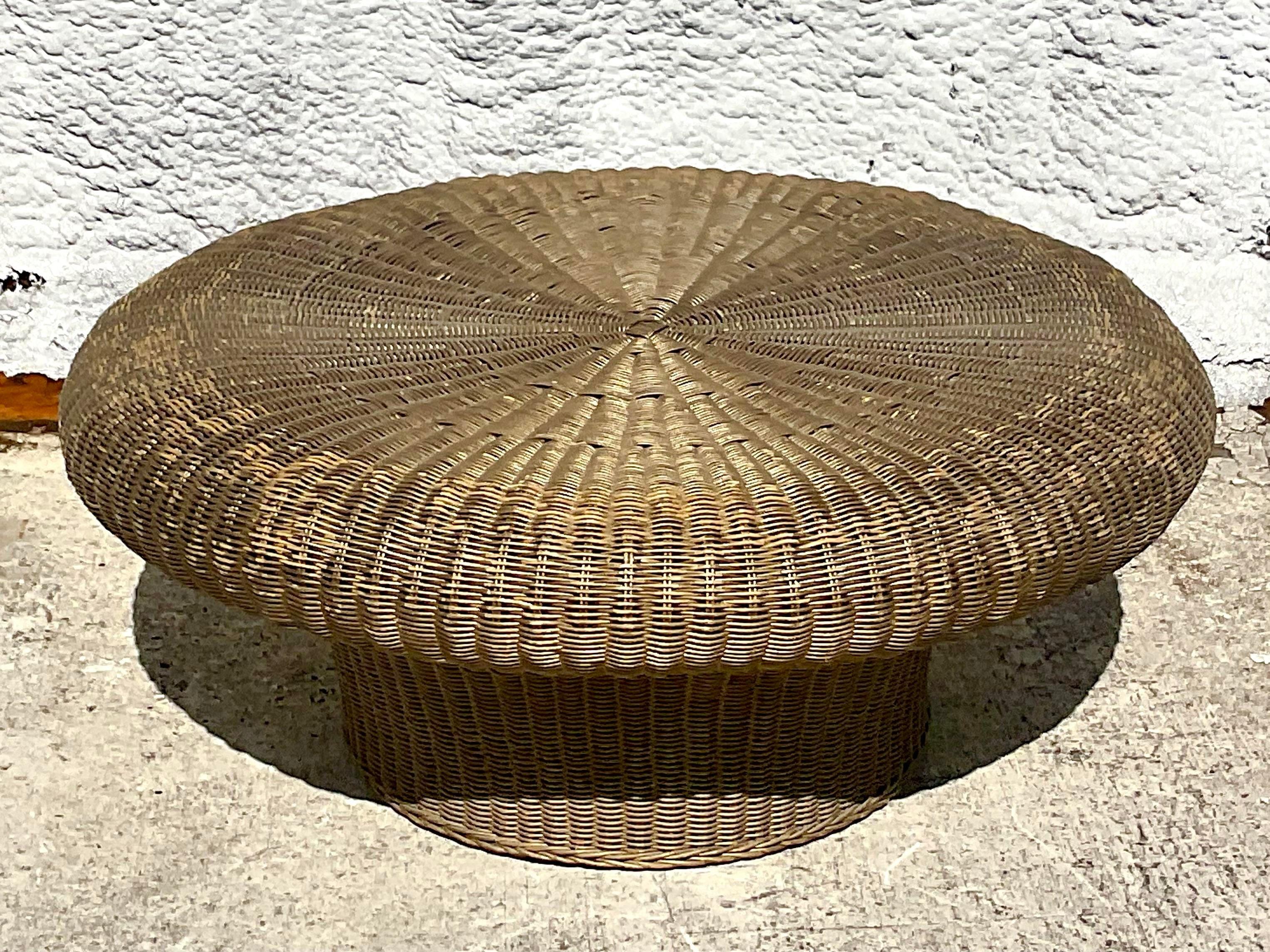 Philippin Table basse à champignon en rotin tressé de style côtier du milieu du 20e siècle en vente