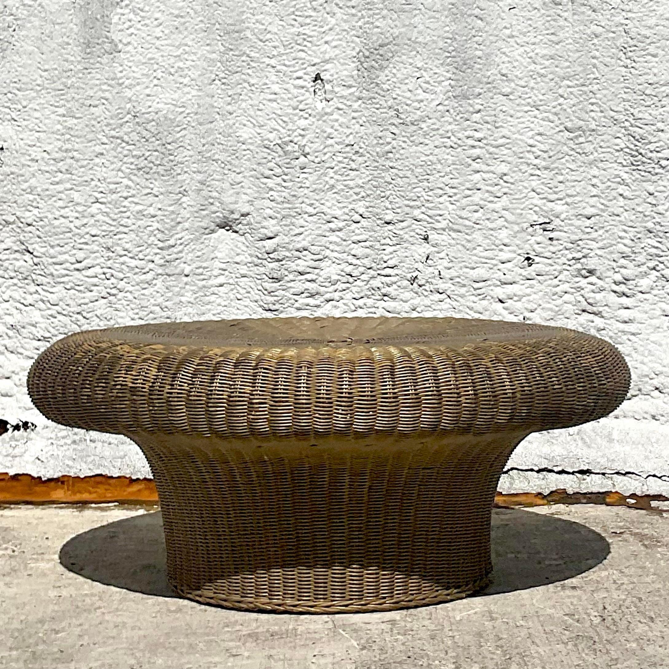 Table basse à champignon en rotin tressé de style côtier du milieu du 20e siècle Bon état - En vente à west palm beach, FL