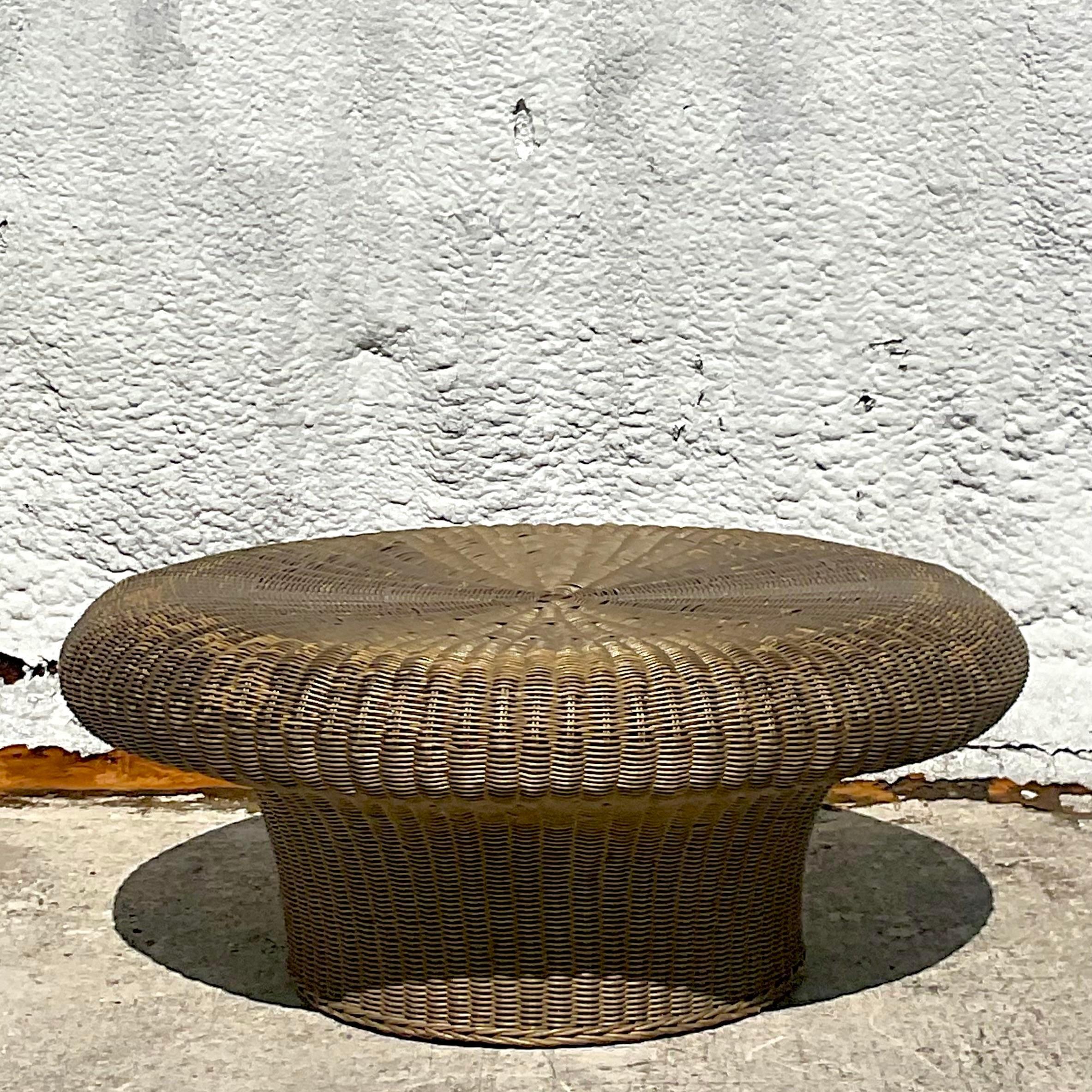 20ième siècle Table basse à champignon en rotin tressé de style côtier du milieu du 20e siècle en vente