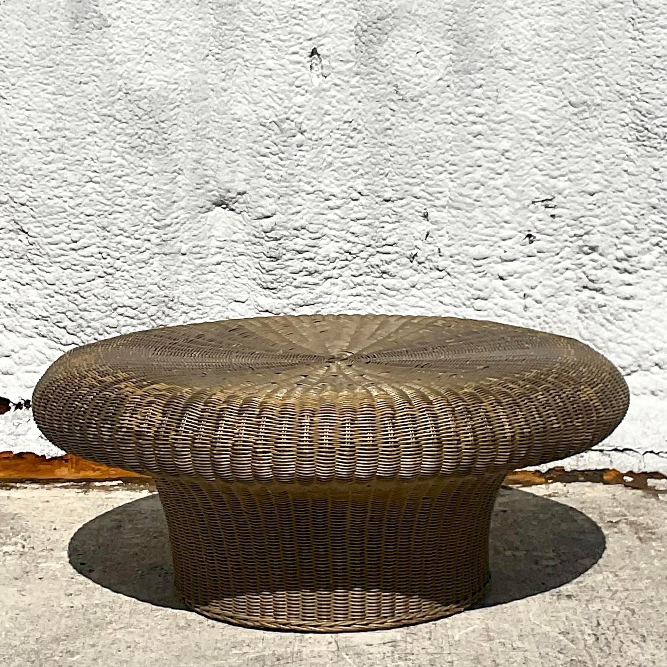 Rotin Table basse à champignon en rotin tressé de style côtier du milieu du 20e siècle en vente