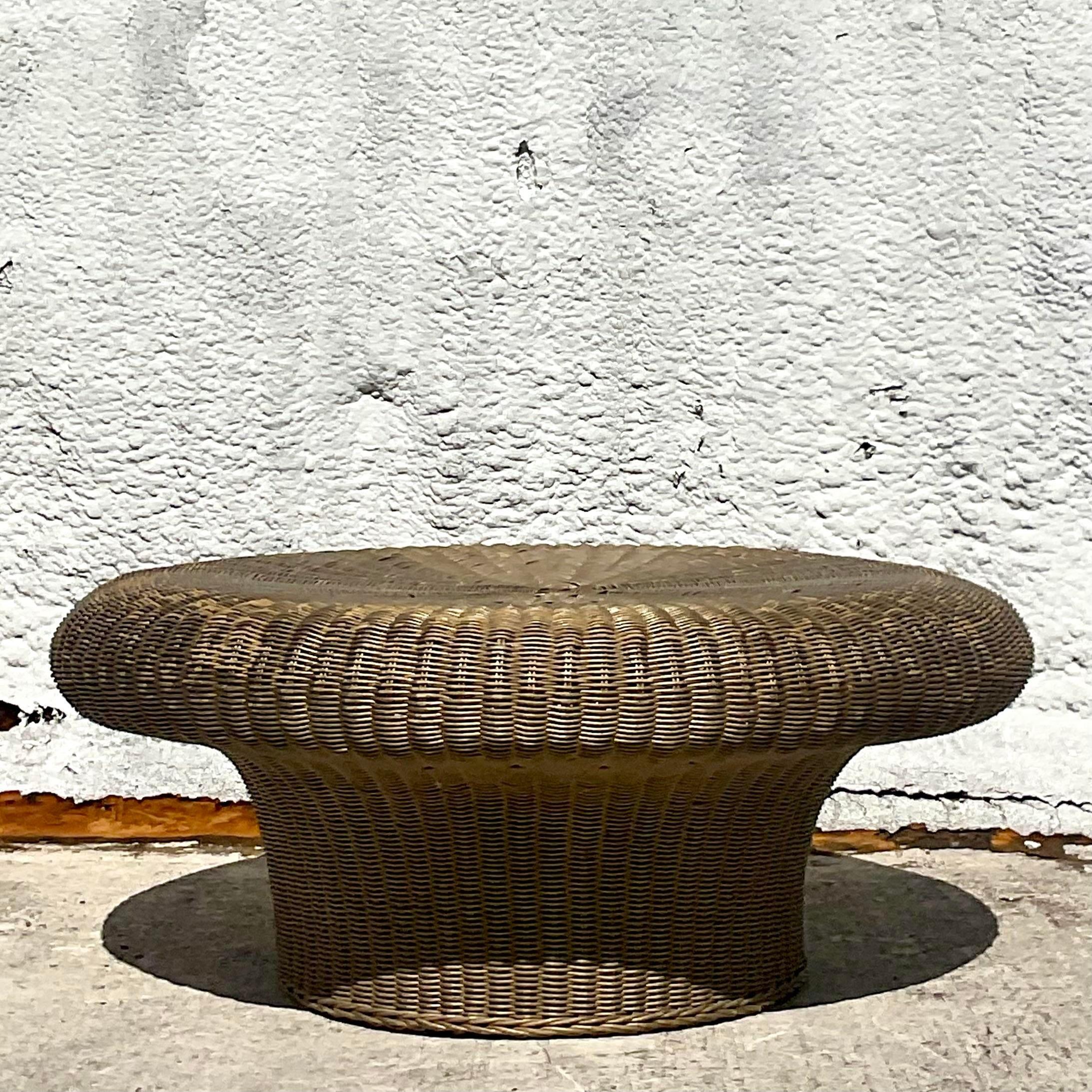 Table basse à champignon en rotin tressé de style côtier du milieu du 20e siècle en vente 1