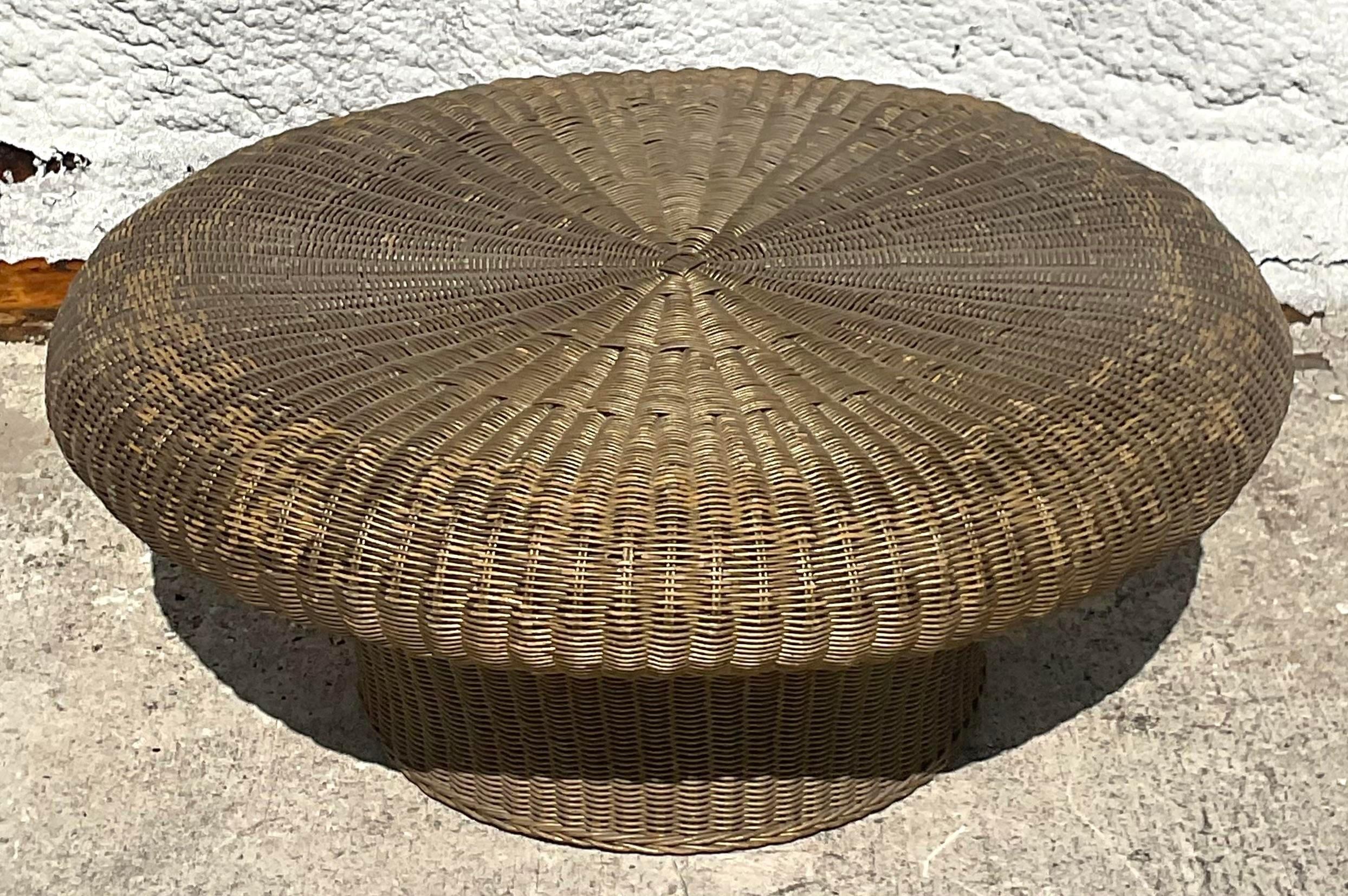 Table basse à champignon en rotin tressé de style côtier du milieu du 20e siècle en vente 2