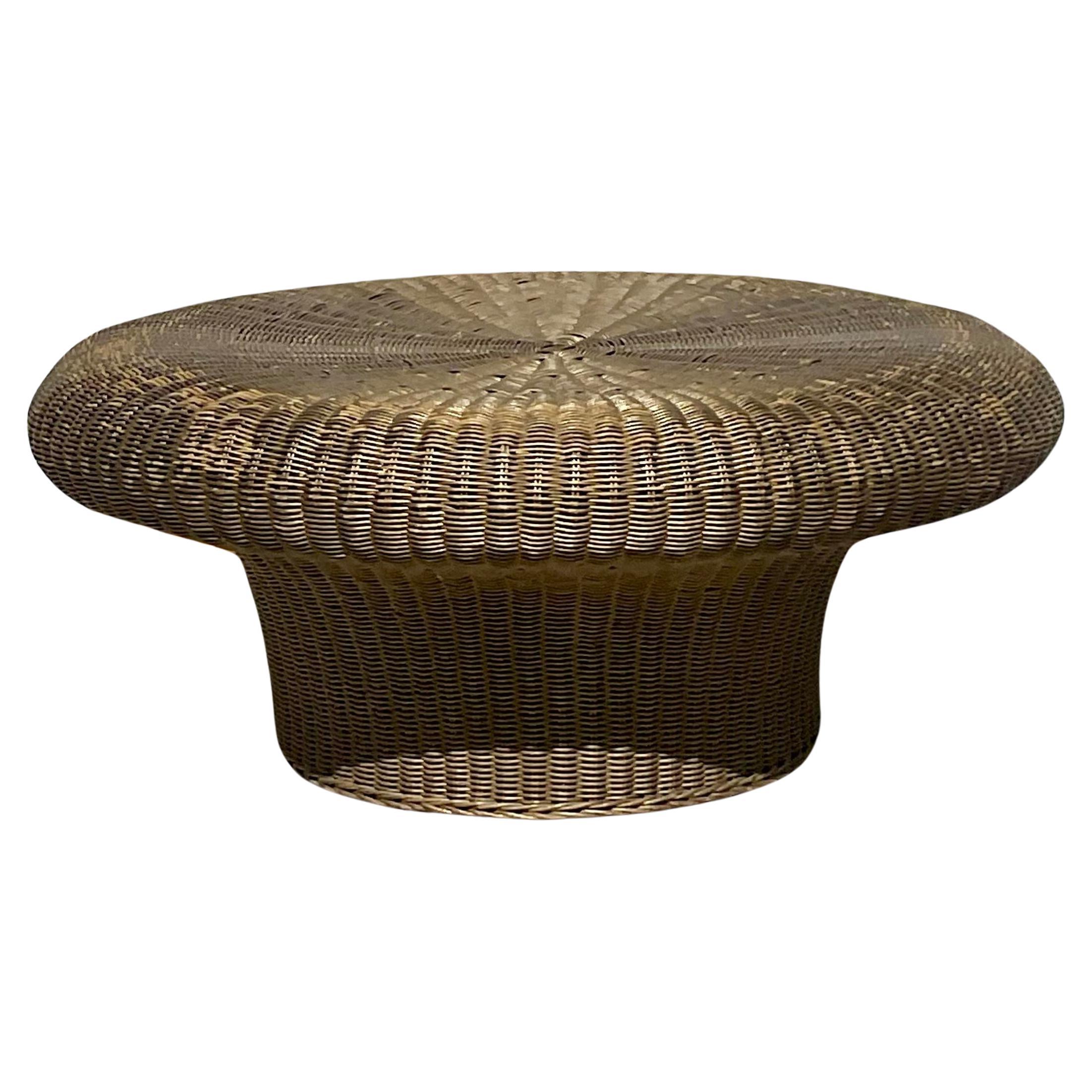 Table basse à champignon en rotin tressé de style côtier du milieu du 20e siècle en vente