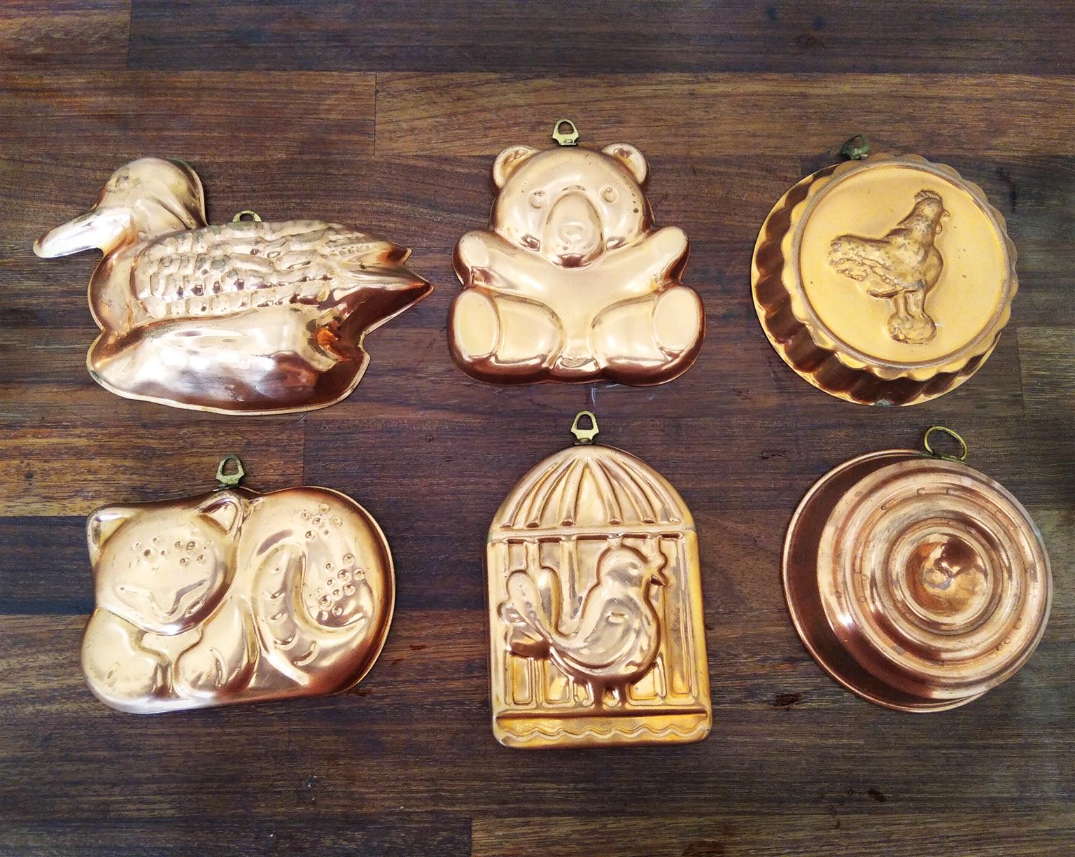 Mid-20th century vintage copper molds with tin-plated interior

Small size

Ideal molds to hang as an ornament in a rustic kitchen.
  