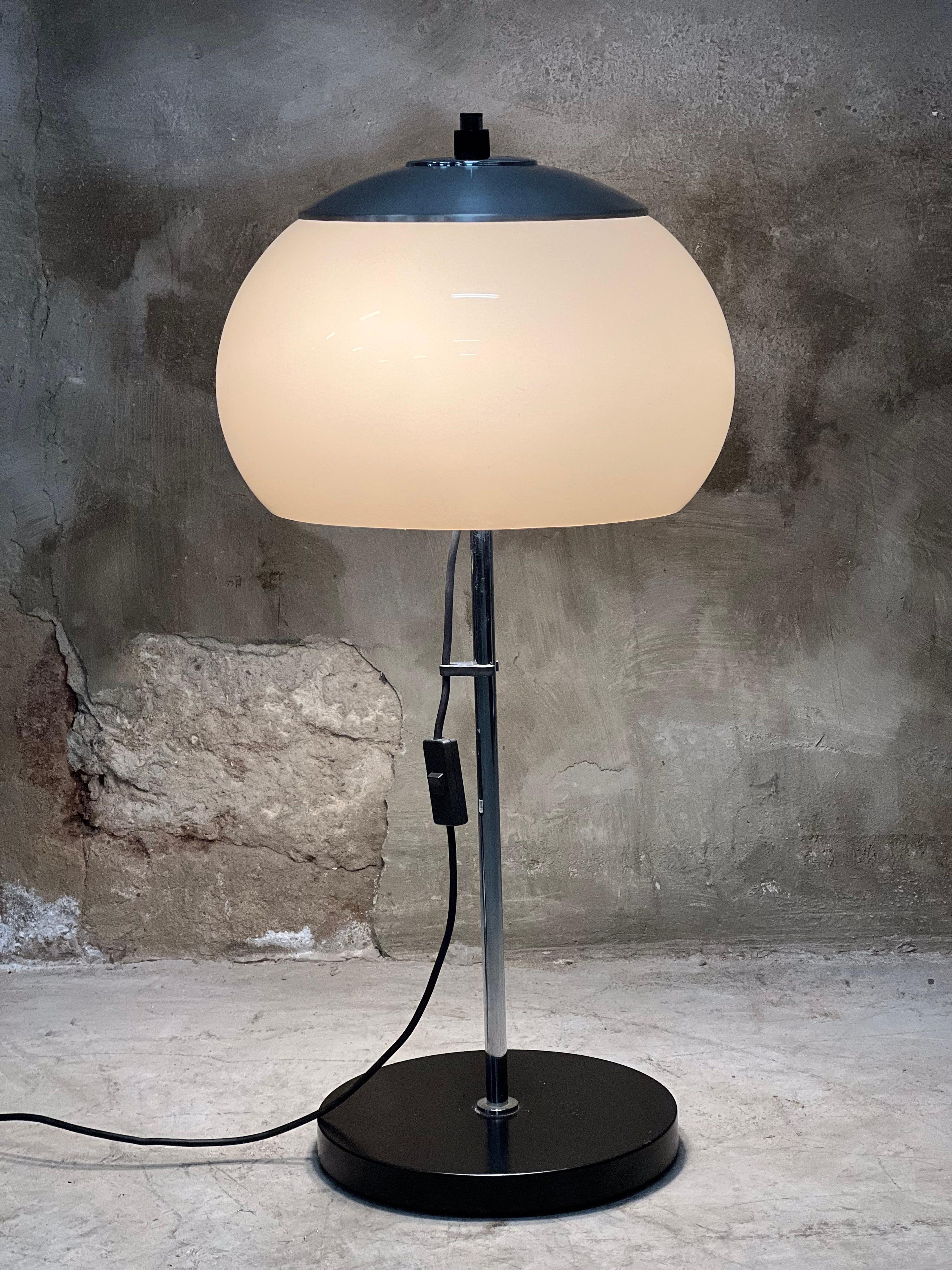 Picture of a lamp, Dijkstra Haarlem, 1960s/1970s. Still in very nice condition. Provides nice warm light with its plexiglass shade. Furthermore, metal, adjustable in height and works on 2 x E27 large fitting lamp (exclusive).

The whole is 75 cm