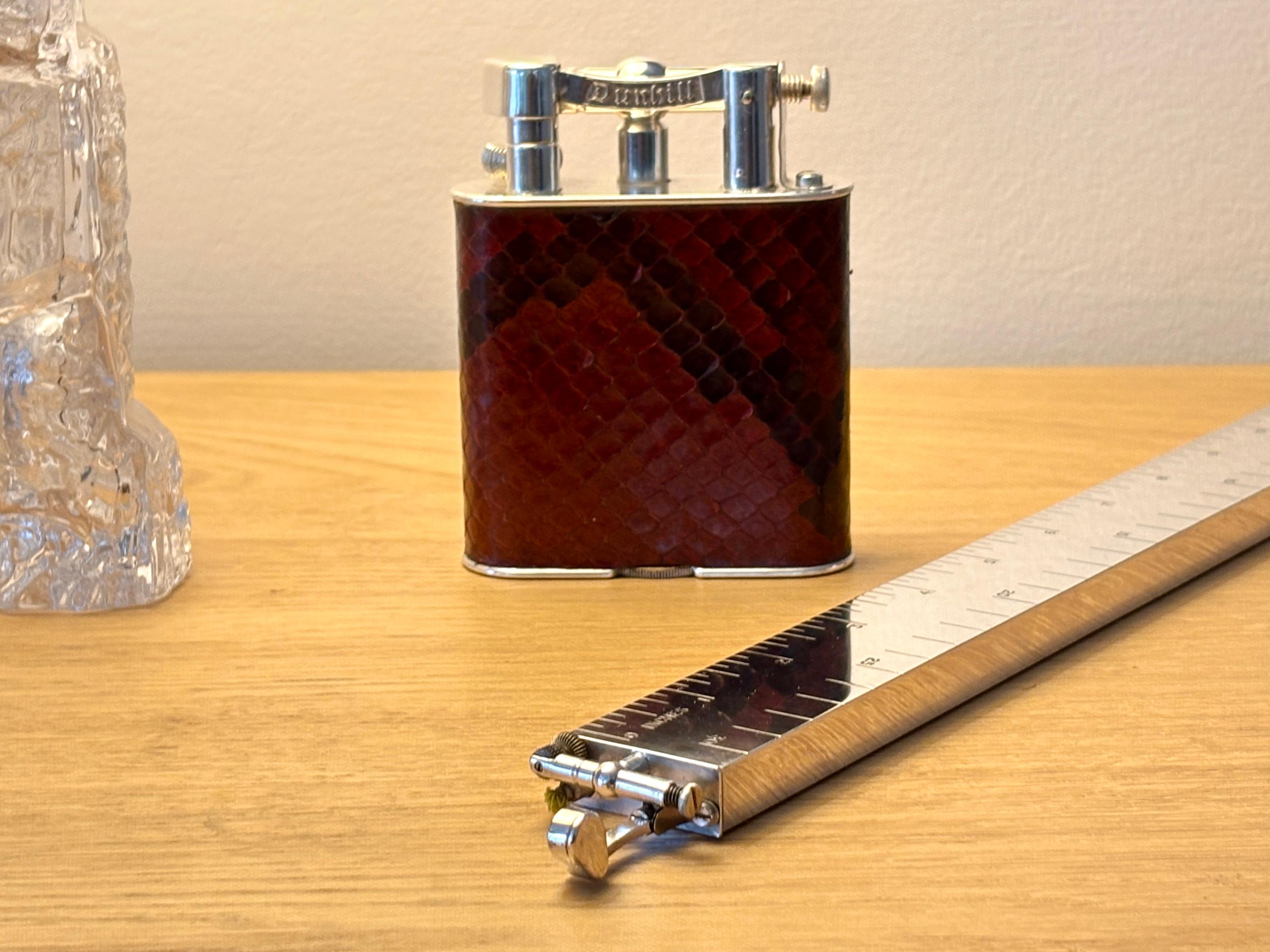 Accendino e righello Dunhill d'epoca della metà del XX secolo, Inghilterra, CIRCA 1950 in vendita 1