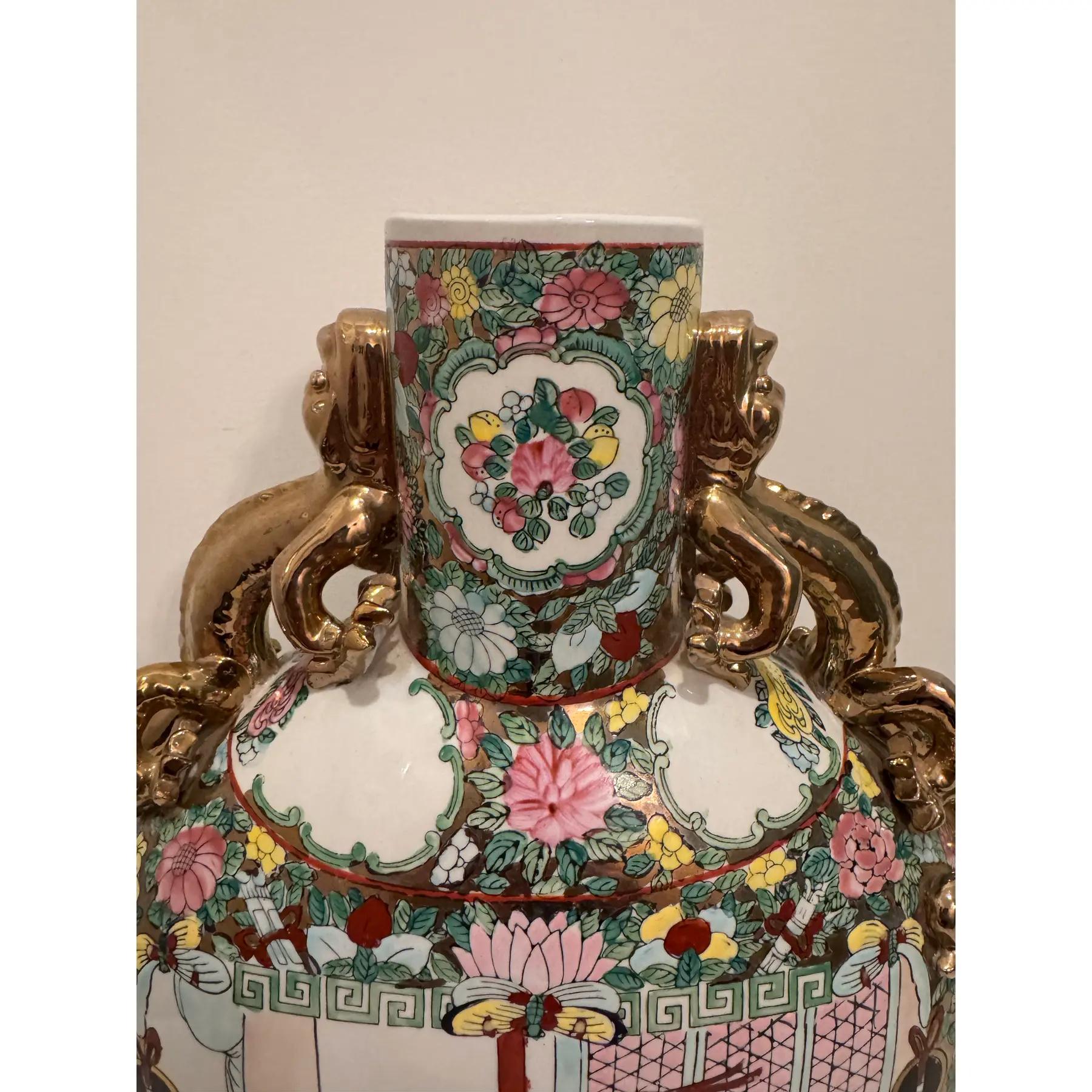 Un sorprendente vaso vintage cinese famille rose a forma di luna risalente alla metà del XX secolo, questo pezzo presenta due manici dorati a forma di drago e una vivace decorazione a smalto dipinta a mano. Il corpo circolare appiattito è riccamente