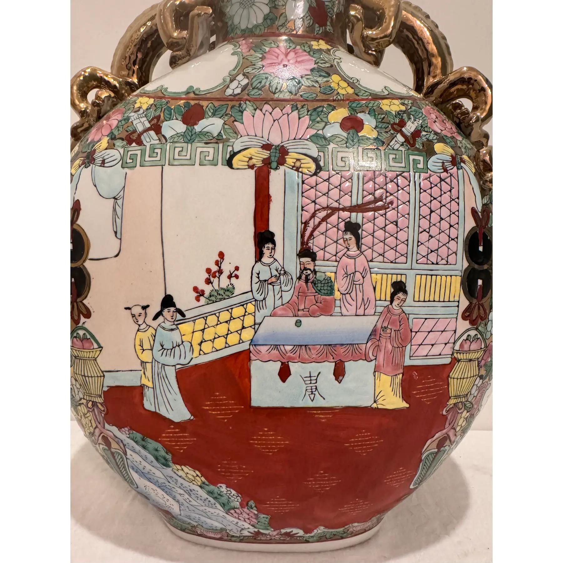 Cineserie Vaso Famille Rose Moon Flask d'epoca della metà del XX secolo con manici in drago dorato in vendita