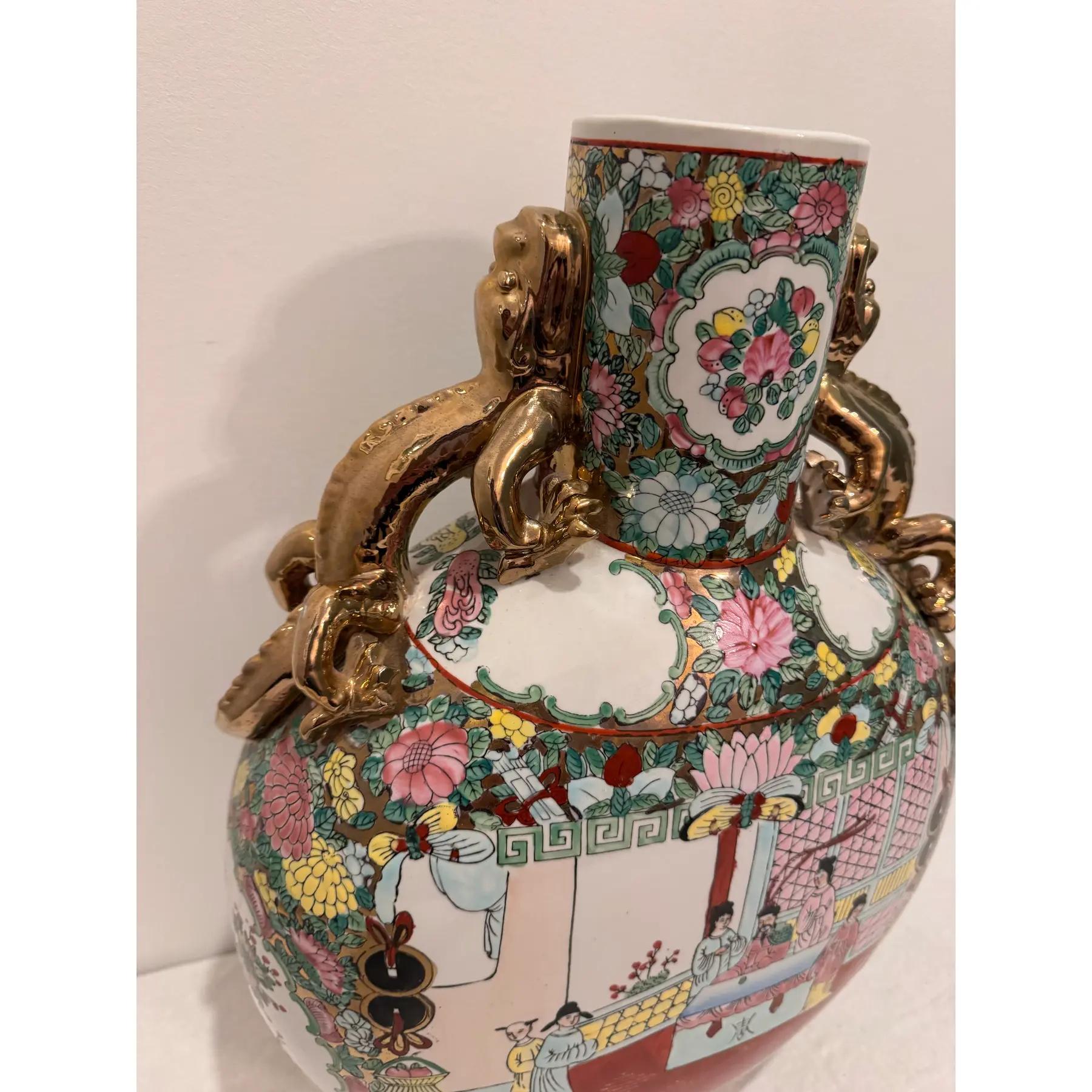 Vaso Famille Rose Moon Flask d'epoca della metà del XX secolo con manici in drago dorato in vendita 1