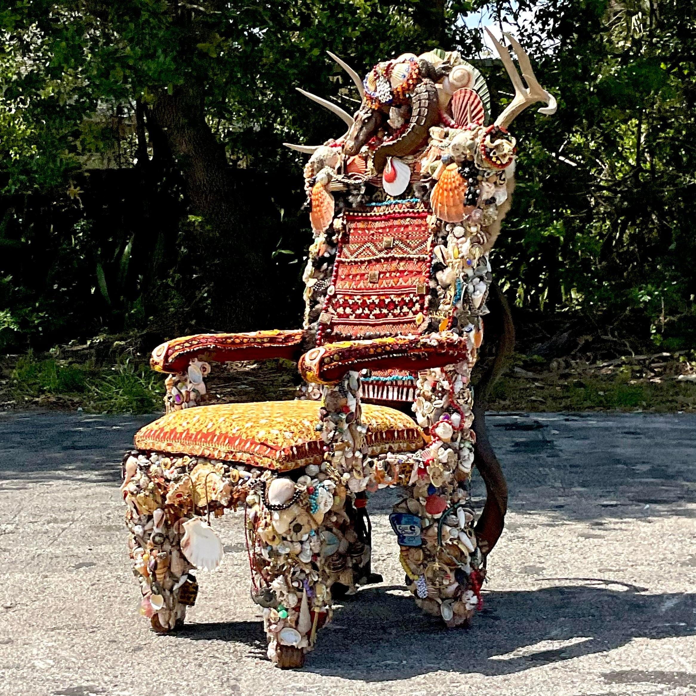 Lassen Sie sich vom Geist der amerikanischen Volkskunst anstecken - mit diesem einzigartigen, aus Fundstücken gefertigten Vintage Chair. Jedes Stück erzählt eine Geschichte und verbindet Skurrilität und Tradition zu einer einzigartigen Kreation.