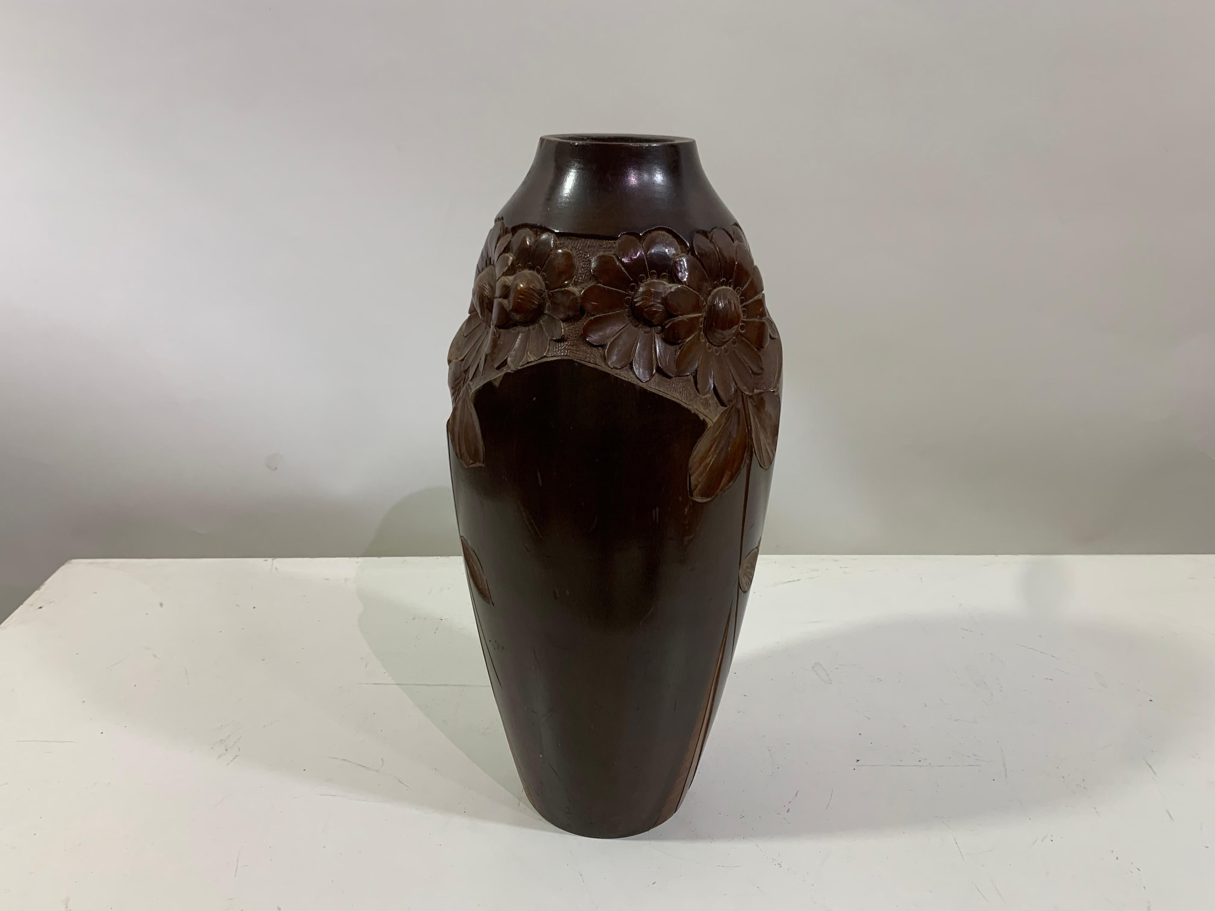Handgefertigte Vintage-Vase aus Holz, signiert Dupia, mit Blumendarstellung.

Dieses einzigartige Stück ist ein Zeugnis für die zeitlose Anziehungskraft handgefertigter Kunst. Sie verbindet nahtlos den Vintage-Charme der Vergangenheit mit dem Charme