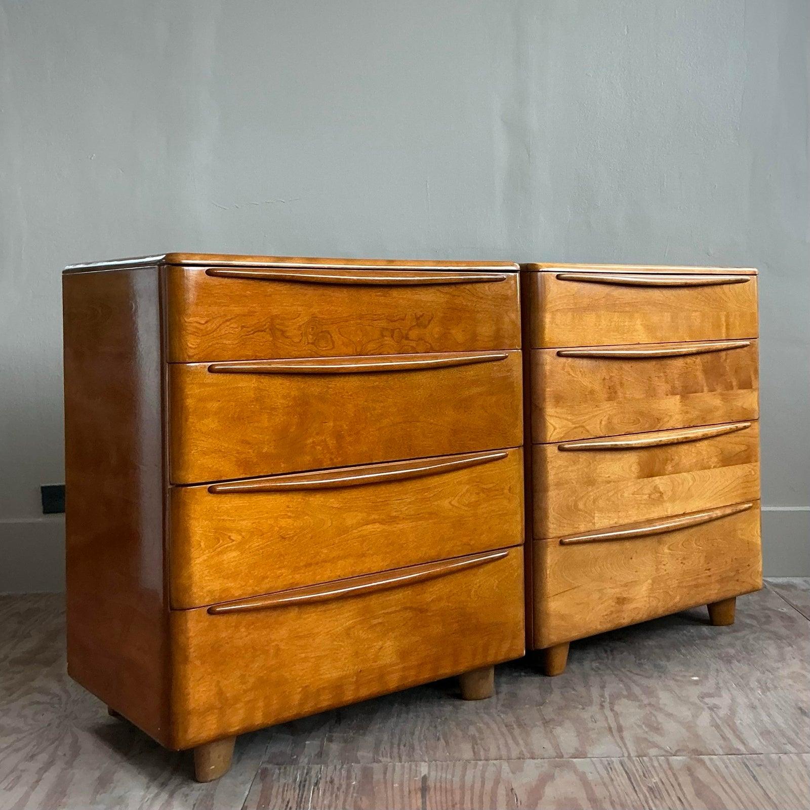 Vera e propria icona del design americano, questa eccezionale coppia di cassapanche Mid-Century Modern del leggendario Heywood Wakefield incarna l'impegno del marchio per la qualità dell'artigianato e per lo stile essenziale. Ogni pezzo è realizzato