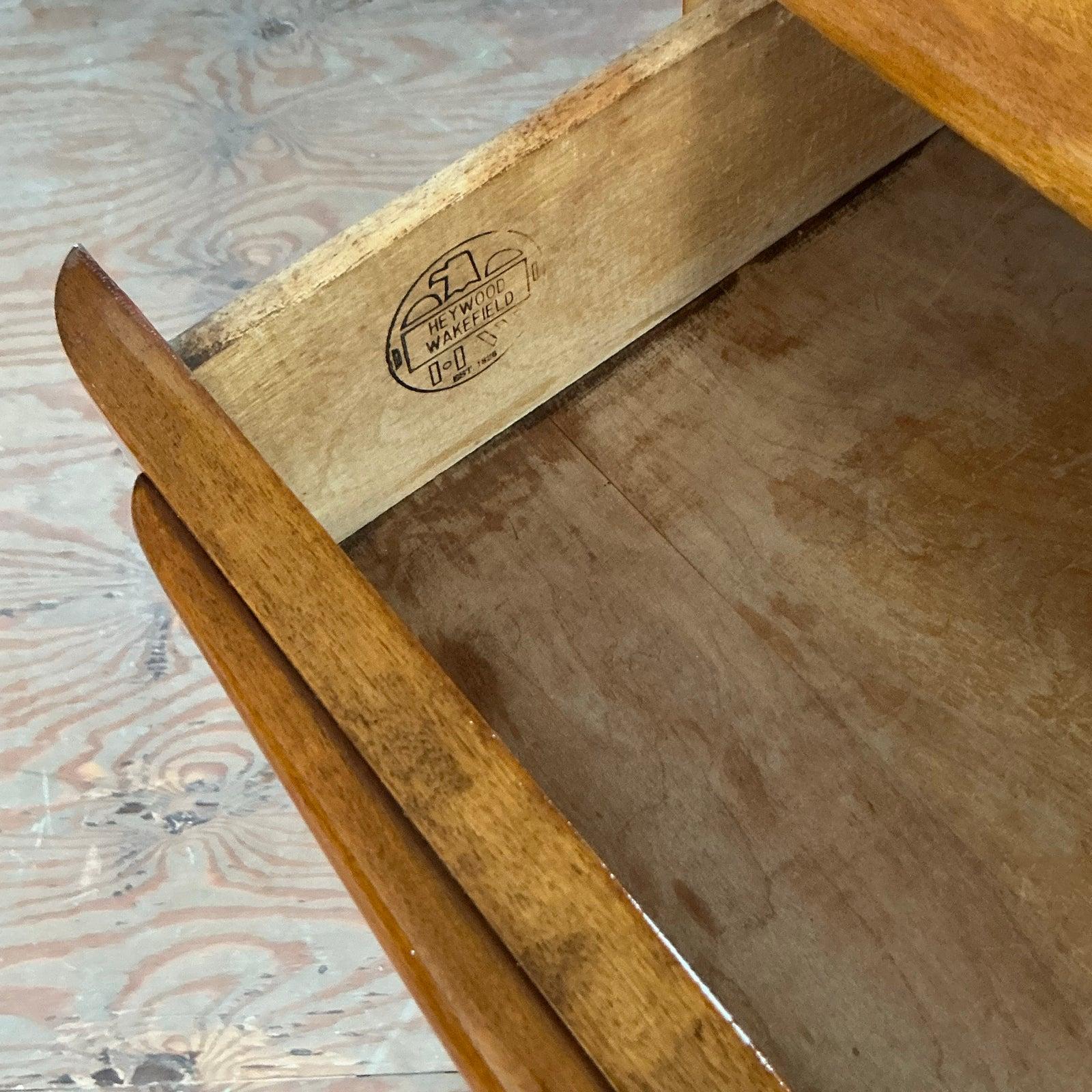 Scandinavo moderno Cassettiera Heywood Wakefield d'epoca della metà del XX secolo - una coppia in vendita