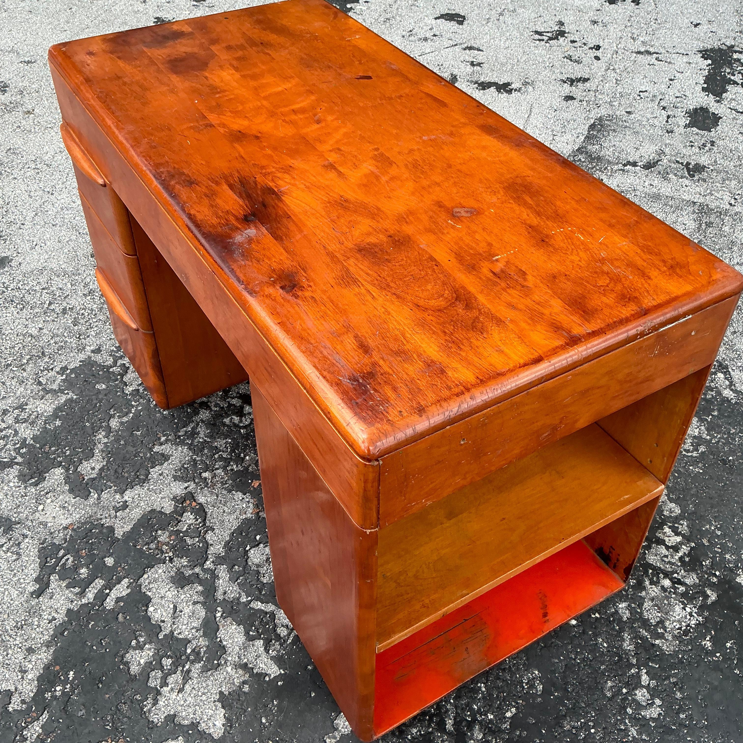 Migliora il tuo spazio di lavoro con lo scrittoio vintage MCM Heywood Wakefield. Questo pezzo iconico della metà del secolo scorso combina linee eleganti e design senza tempo, offrendo funzionalità e stile per migliorare qualsiasi ufficio o studio