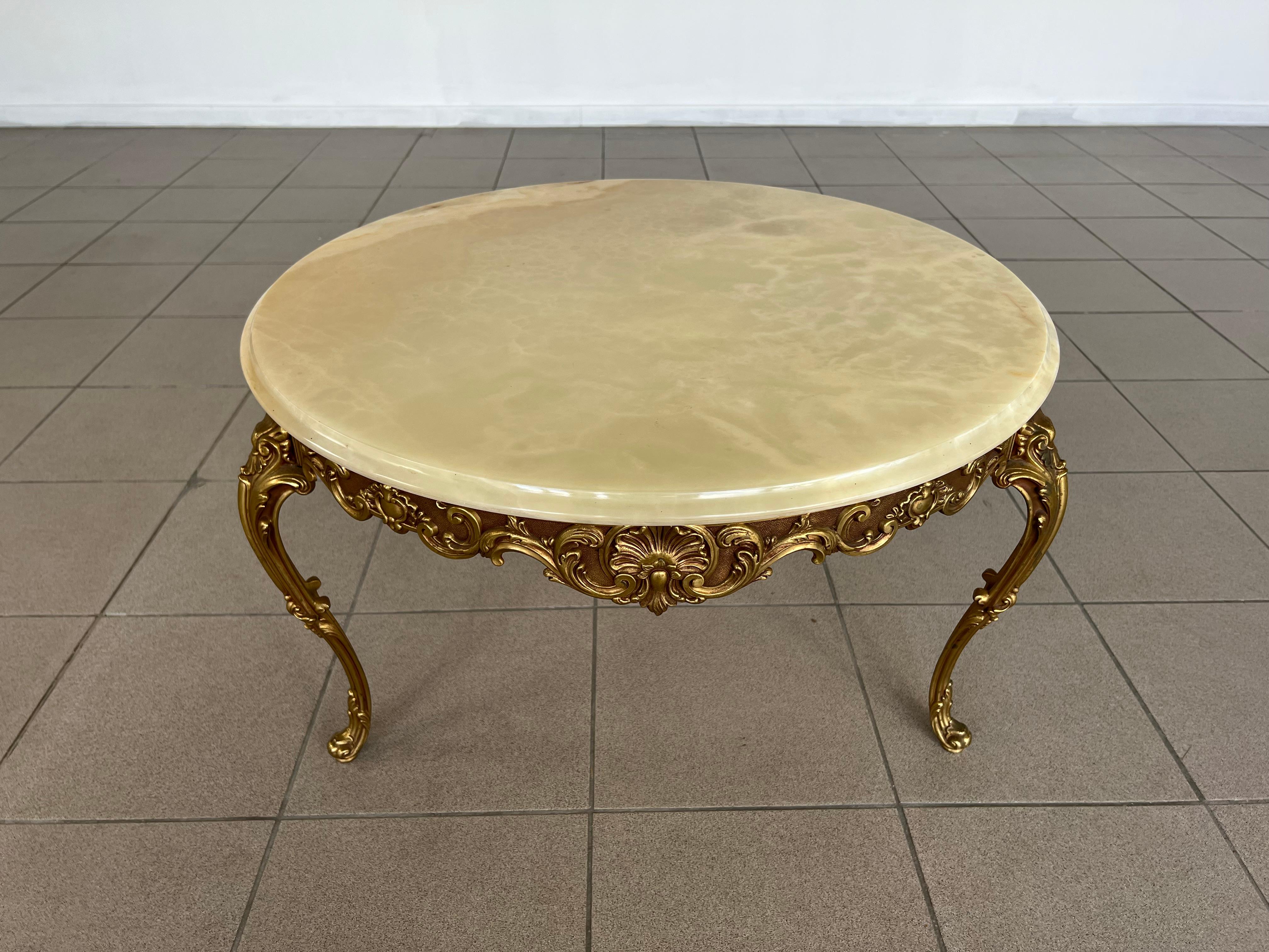 Mid 20th Century Vintage Italian Baroque Style Gilt Brass and Onyx Round Coffee  In Good Condition For Sale In Bridgeport, CT