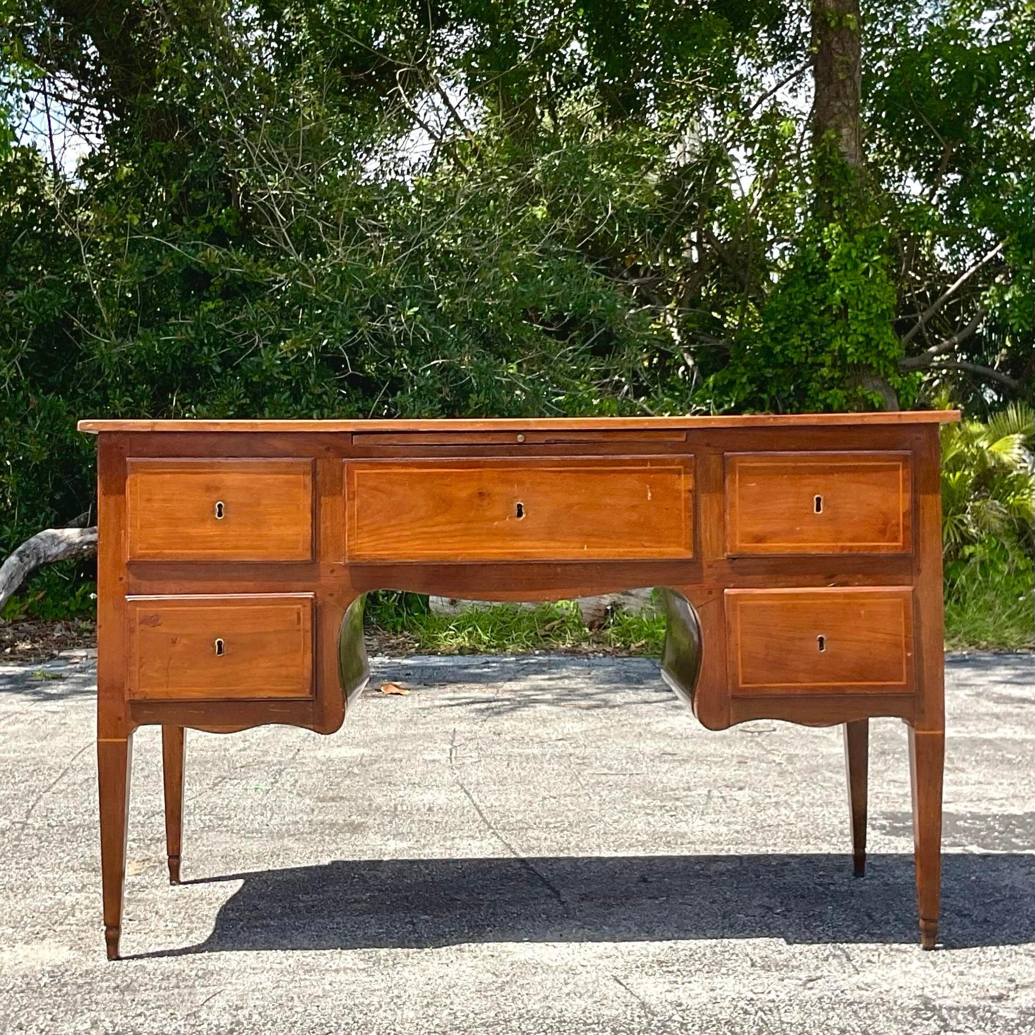 Entdecken Sie den Inbegriff von zeitlosem Luxus mit unserem Vintage Italian Inlay Partners Desk. Dieses exquisite Stück mit dem Charme der alten Welt und amerikanischer Raffinesse ist das Ergebnis aufwändiger italienischer Handwerkskunst. Er eignet