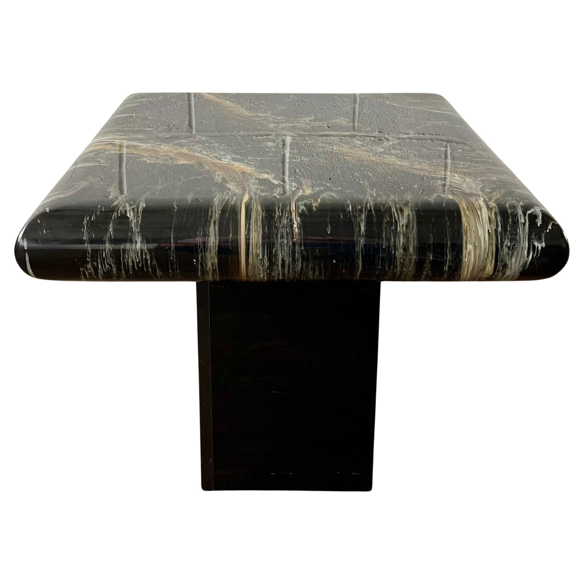 Table d'extrémité de style Karl Springer du milieu du 20e siècle en finition faux marbre
