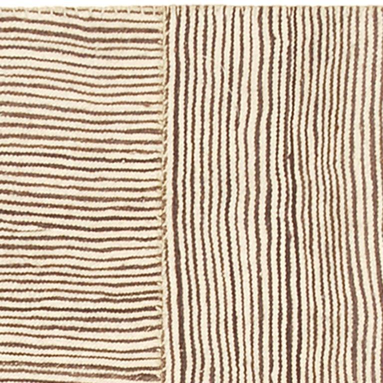 Tapis de composition Kilim vintage du milieu du 20e siècle en vente 2