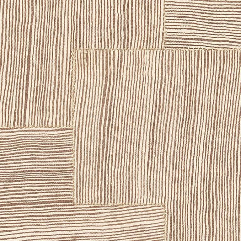 Tapis de composition Kilim vintage du milieu du 20e siècle en vente 3