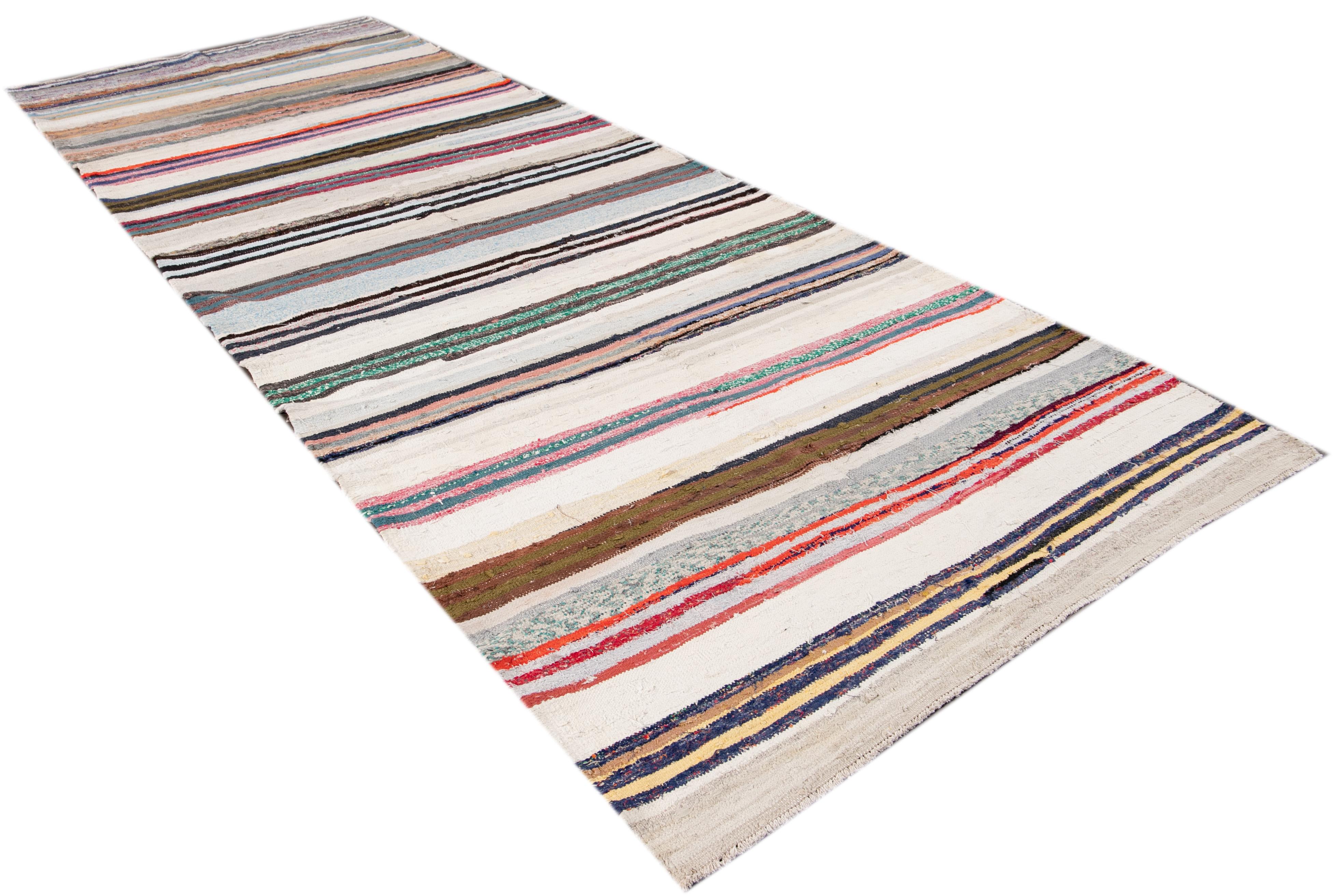 Mid-20th Century Vintage Kilim Wool Rug For Sale 10