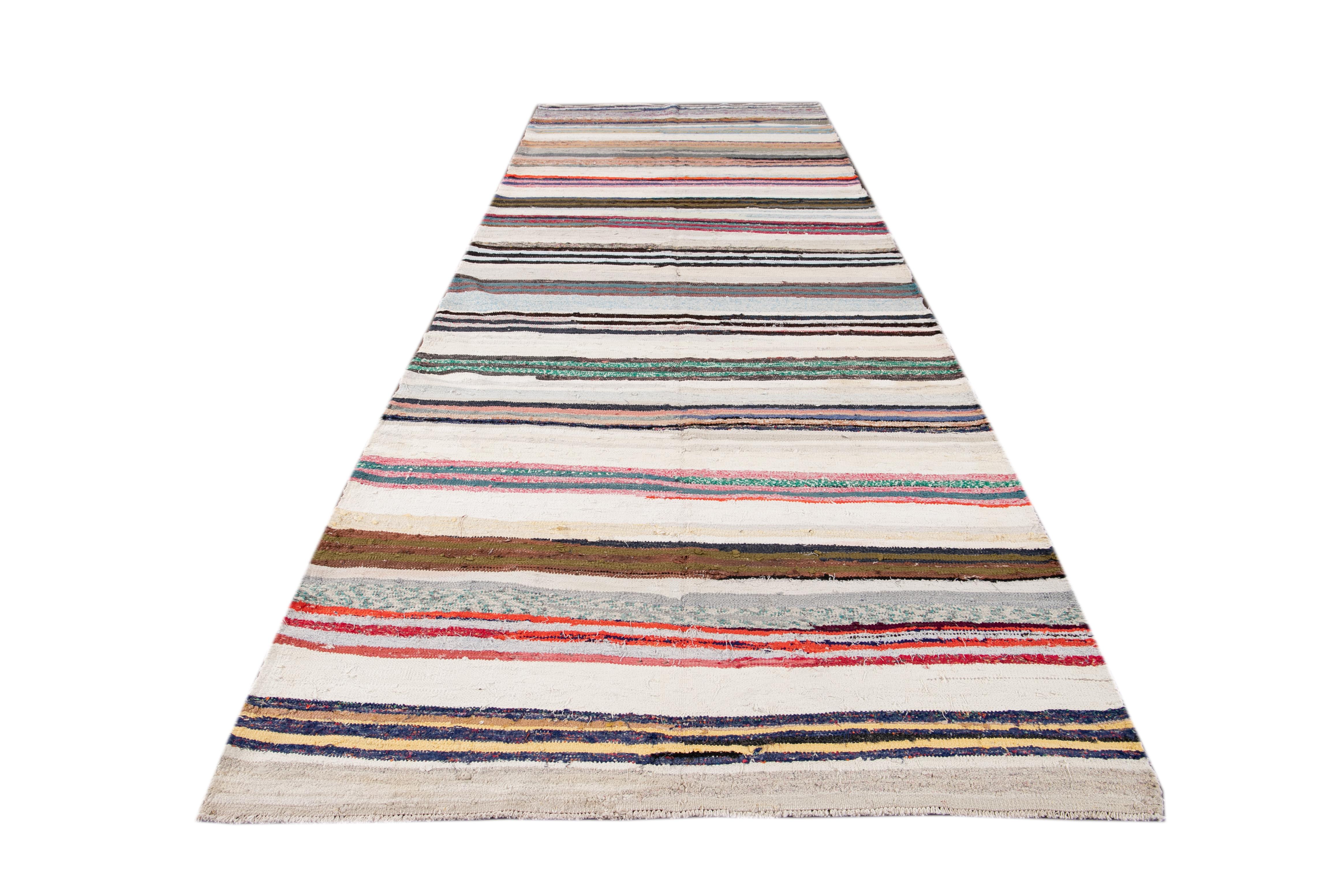 Mid-20th Century Vintage Kilim Wool Rug For Sale 11