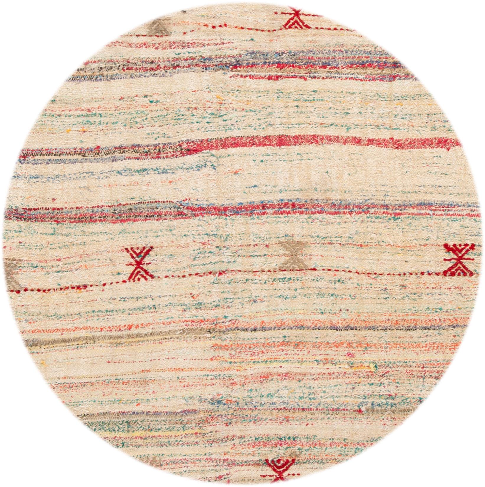 Magnifique tapis Kilim en laine ancien noué à la main. Ce tapis présente un champ ivoire avec des accents géométriques bleu clair et rouge, vers 1920.

Ce tapis mesure : 6'6