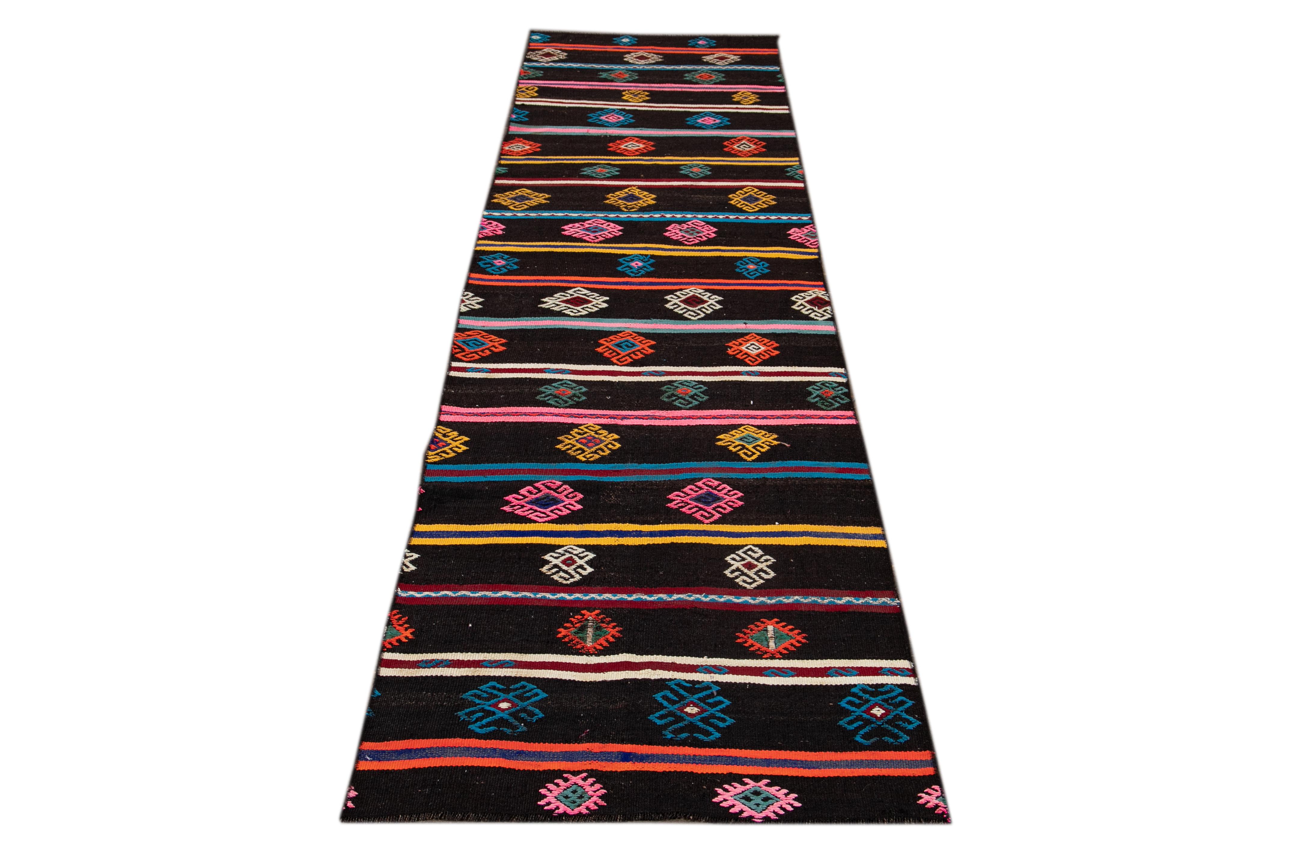 Mitte des 20. Jahrhunderts Vintage Kilim Wolle Läufer Teppich im Angebot 7