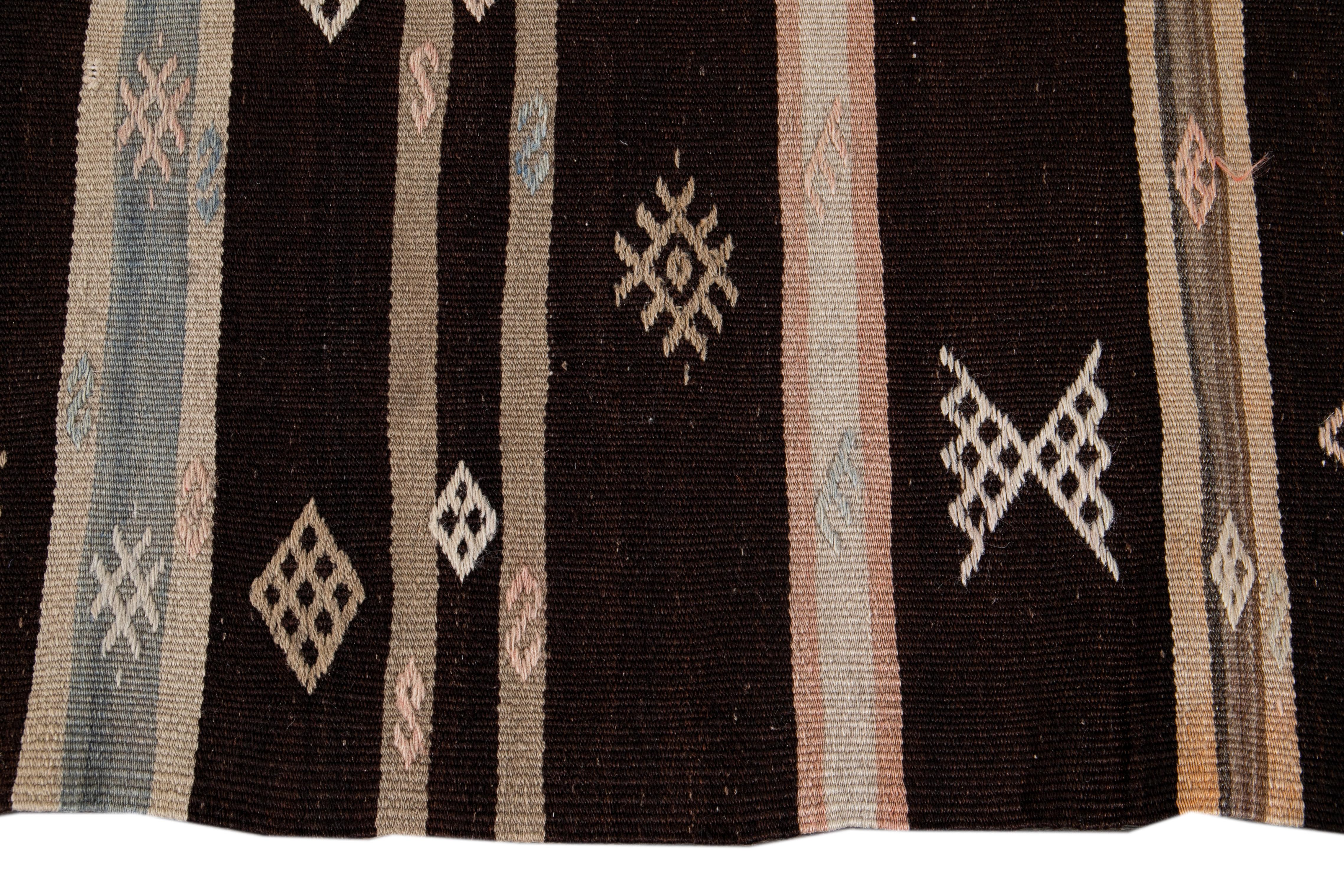 Tapis de course Kilim en laine du milieu du 20e siècle en vente 6