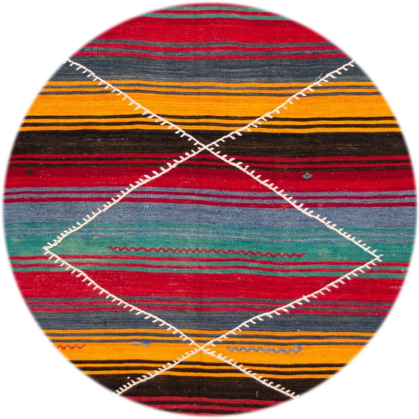 Schöne Vintage persischen Kilim Läufer Teppich, handgeknüpft Wolle mit einem gelben, roten und blauen Multi-Farbfeld mit einem Zentrum Multi-Medaillon-Design, um 1940.
Dieser Teppich misst 3' 10