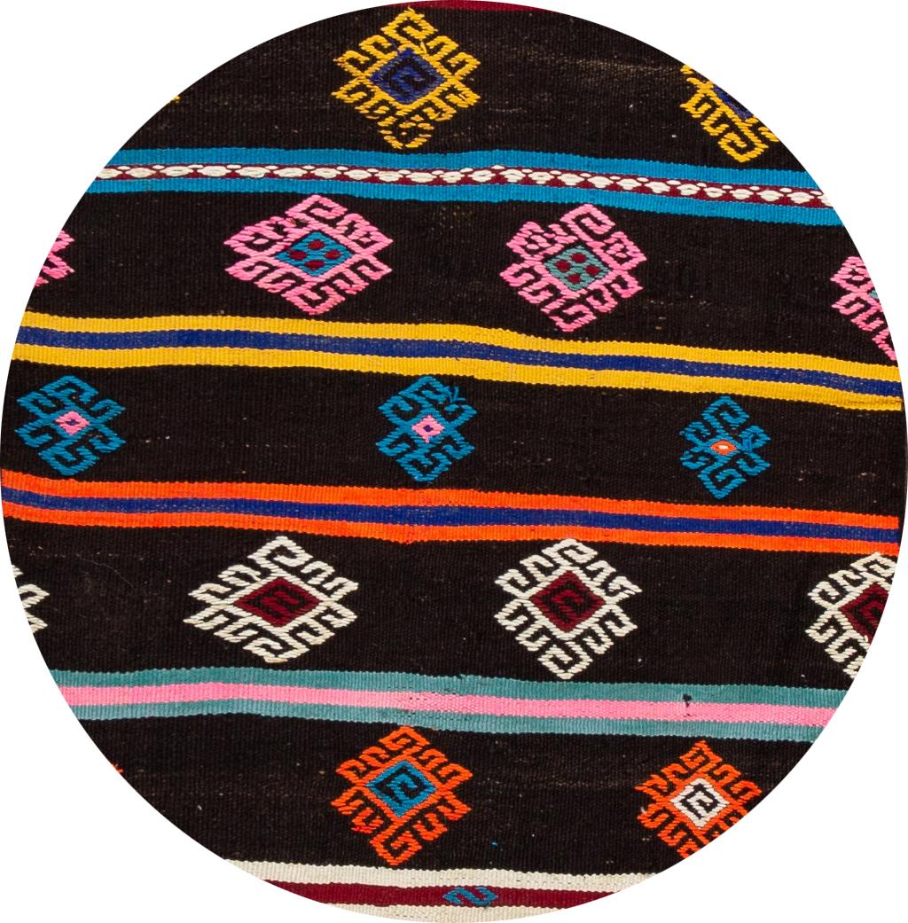 Ein wunderschöner Vintage-Kilim-Läufer mit einem mehrfarbigen All-Over-Motiv. Dieses Stück hat feine Details, tolle Farben und ein schönes Streifendesign. Es wäre die perfekte Ergänzung für Ihr Zuhause.

Dieser Teppich misst: 2'10