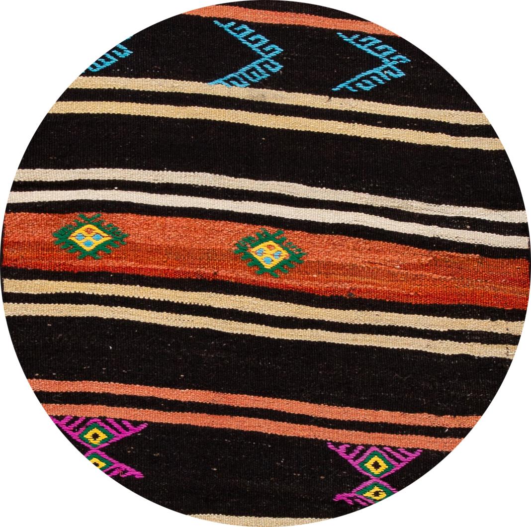 Un bellissimo runner kilim vintage con un motivo multicolore all-over. Questo pezzo ha dettagli raffinati, colori fantastici e un bellissimo design a righe. Sarebbe un'aggiunta perfetta alla tua casa.

Questo tappeto misura 3